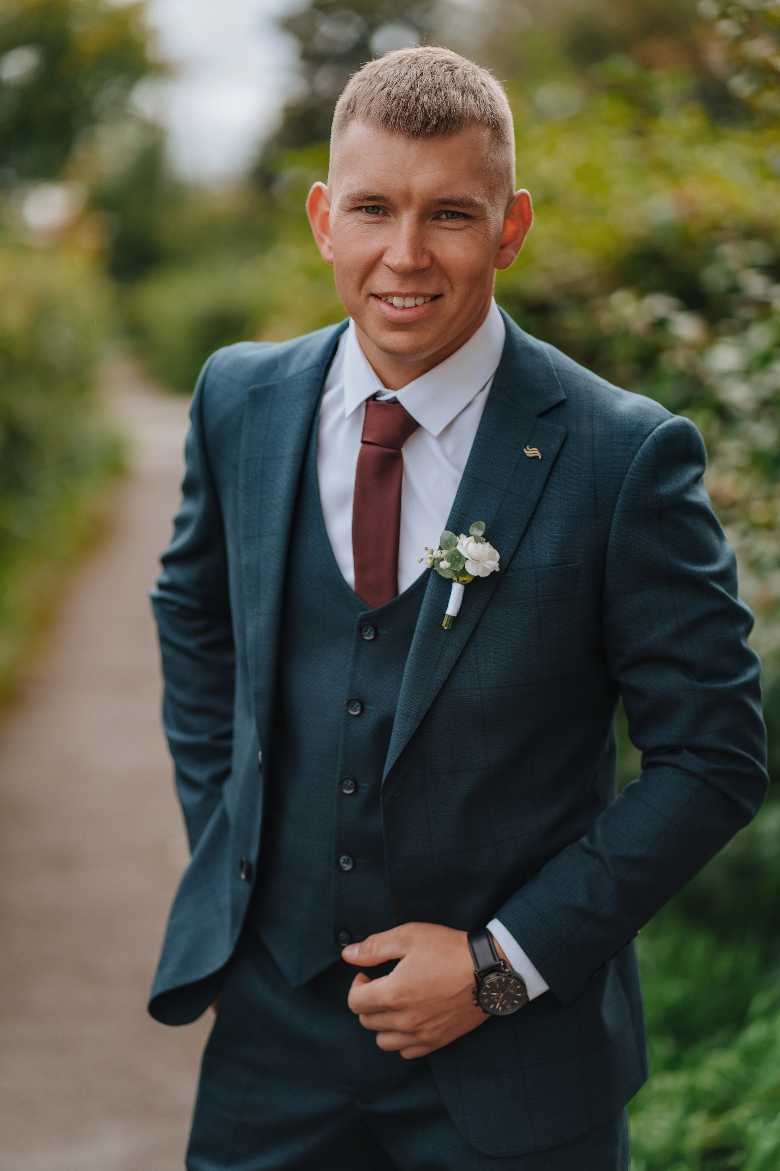 Доброжелательный портрет жениха в парке