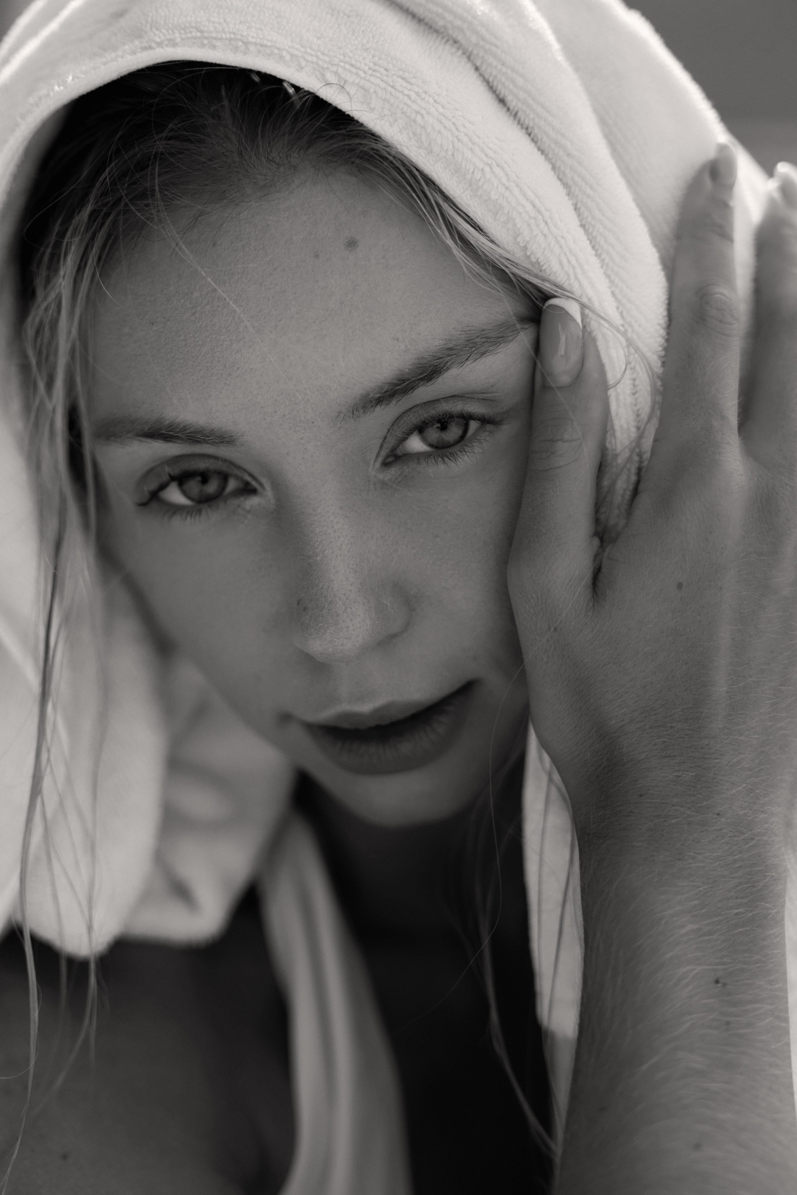 девушка у бассейна