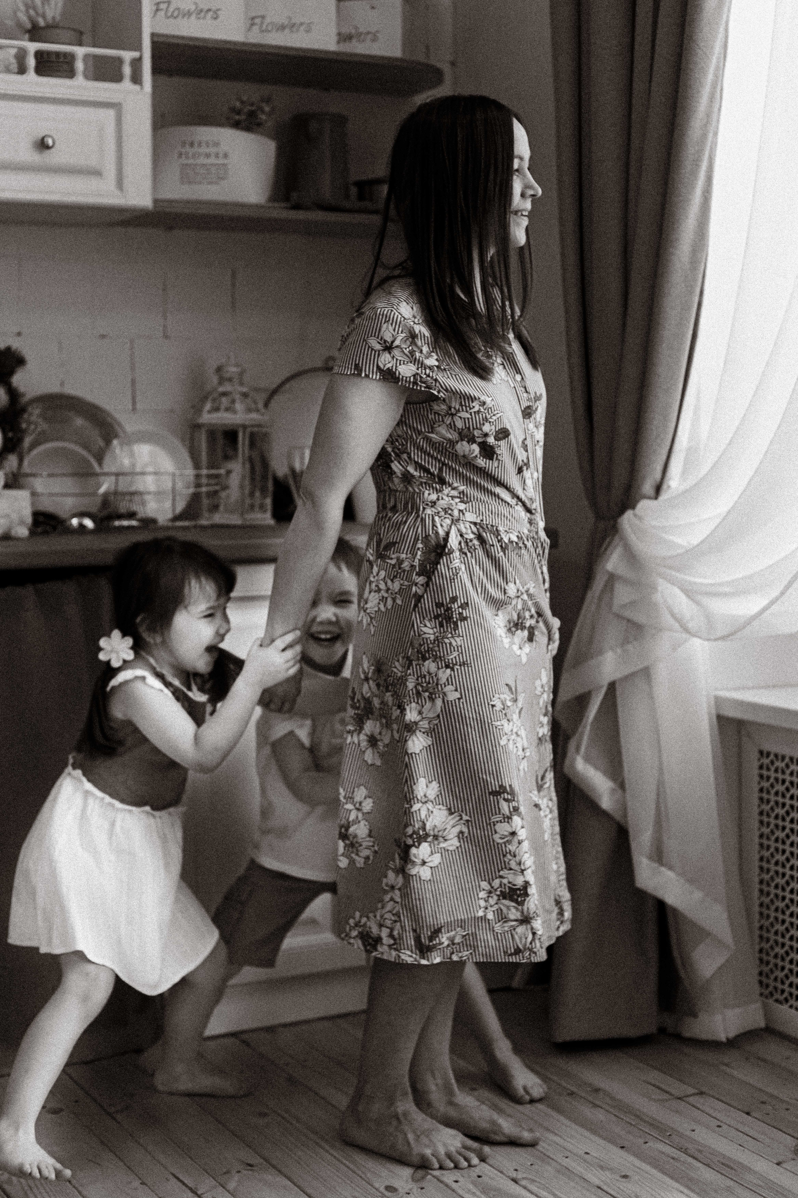 дети играют вокруг мамы