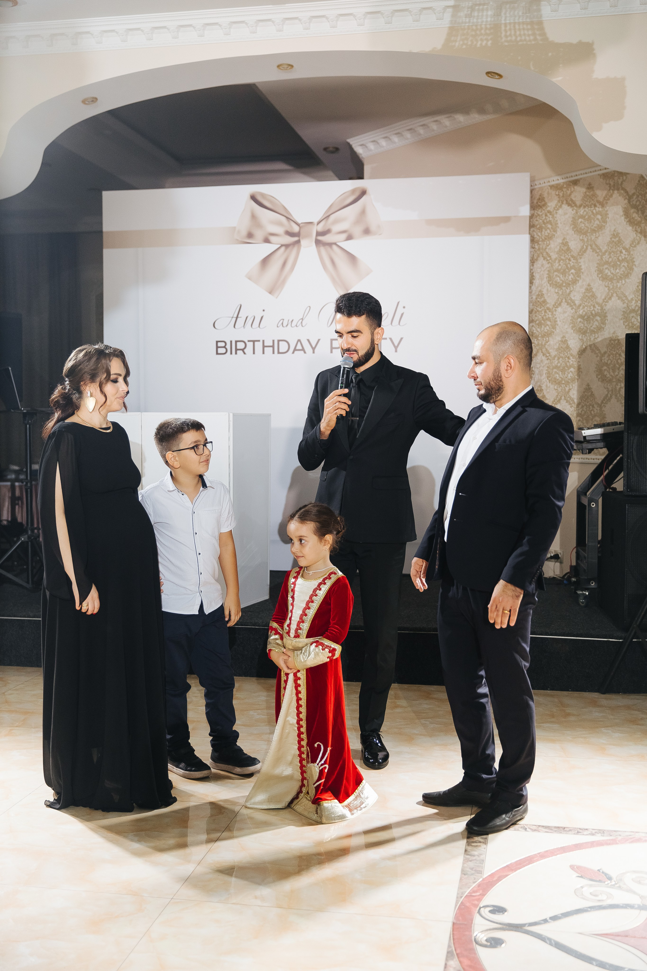 Ани и Назели. 35&5 День рождения, «Янтарь». Фотограф в Красноярске Надежда Воскресенская