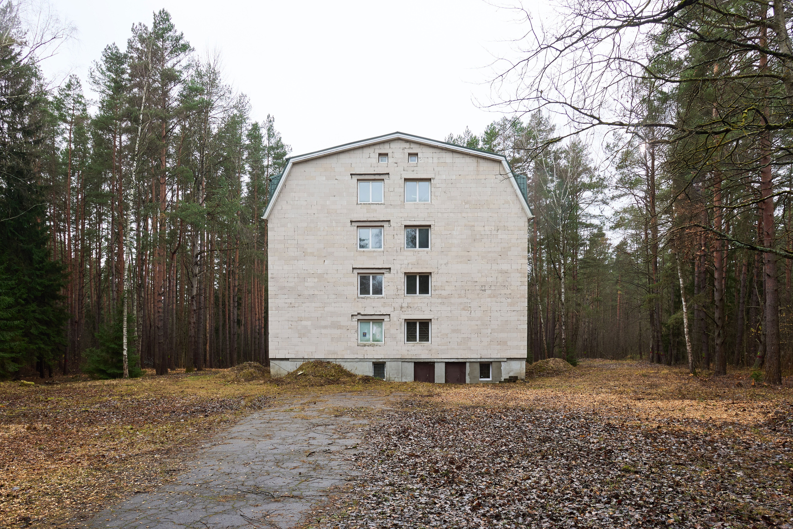 Территория с 4-этажным домом. Автомобильный и интерьерный фотограф в Минске Александр Тагаев