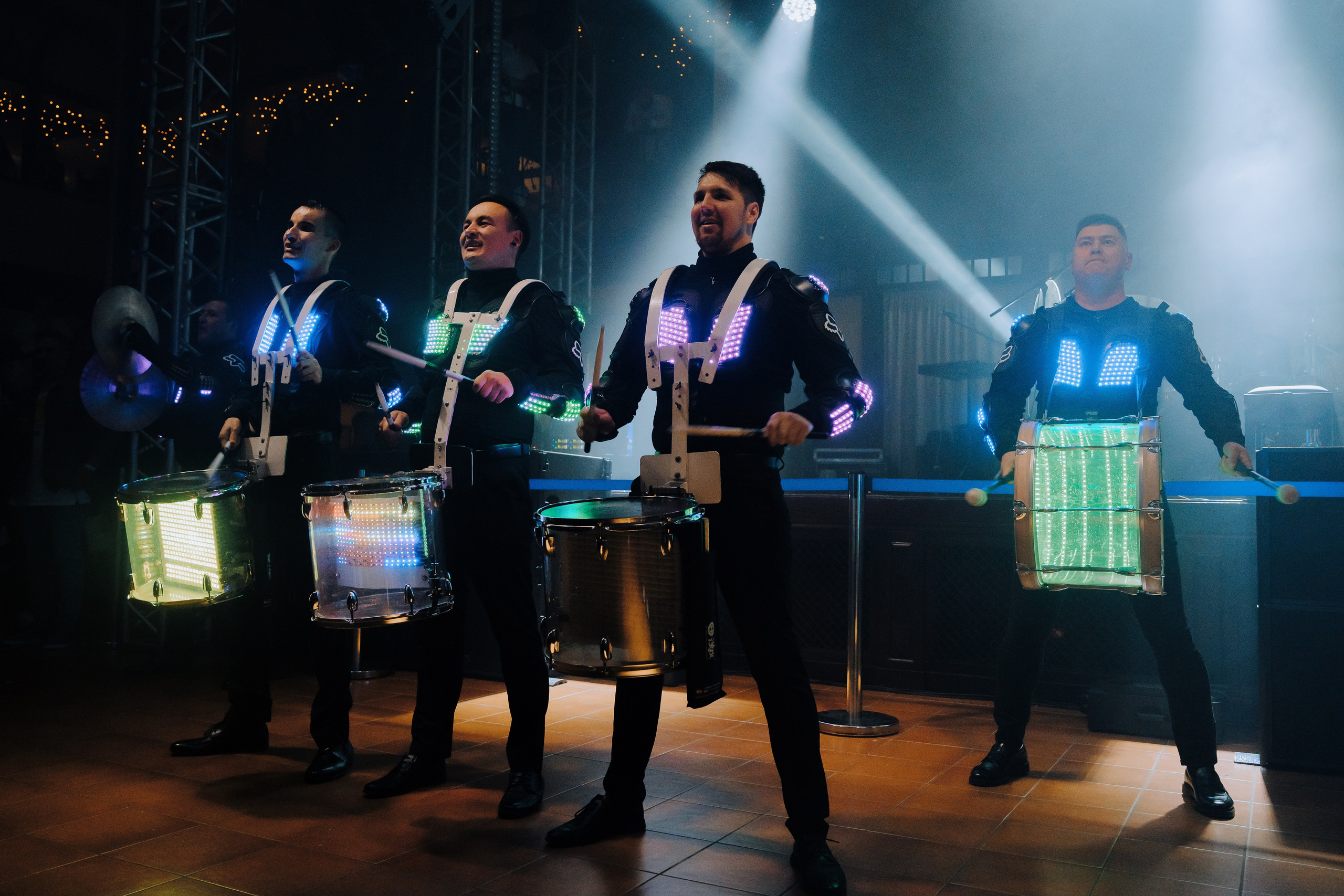 20 ЛЕТ МЕГАПОЛИС ЧЕЛЯБИНСК ХЕДЛАЙНЕР ЕЛКА. Репортажный фотограф Зуев Роман г. Челябинск