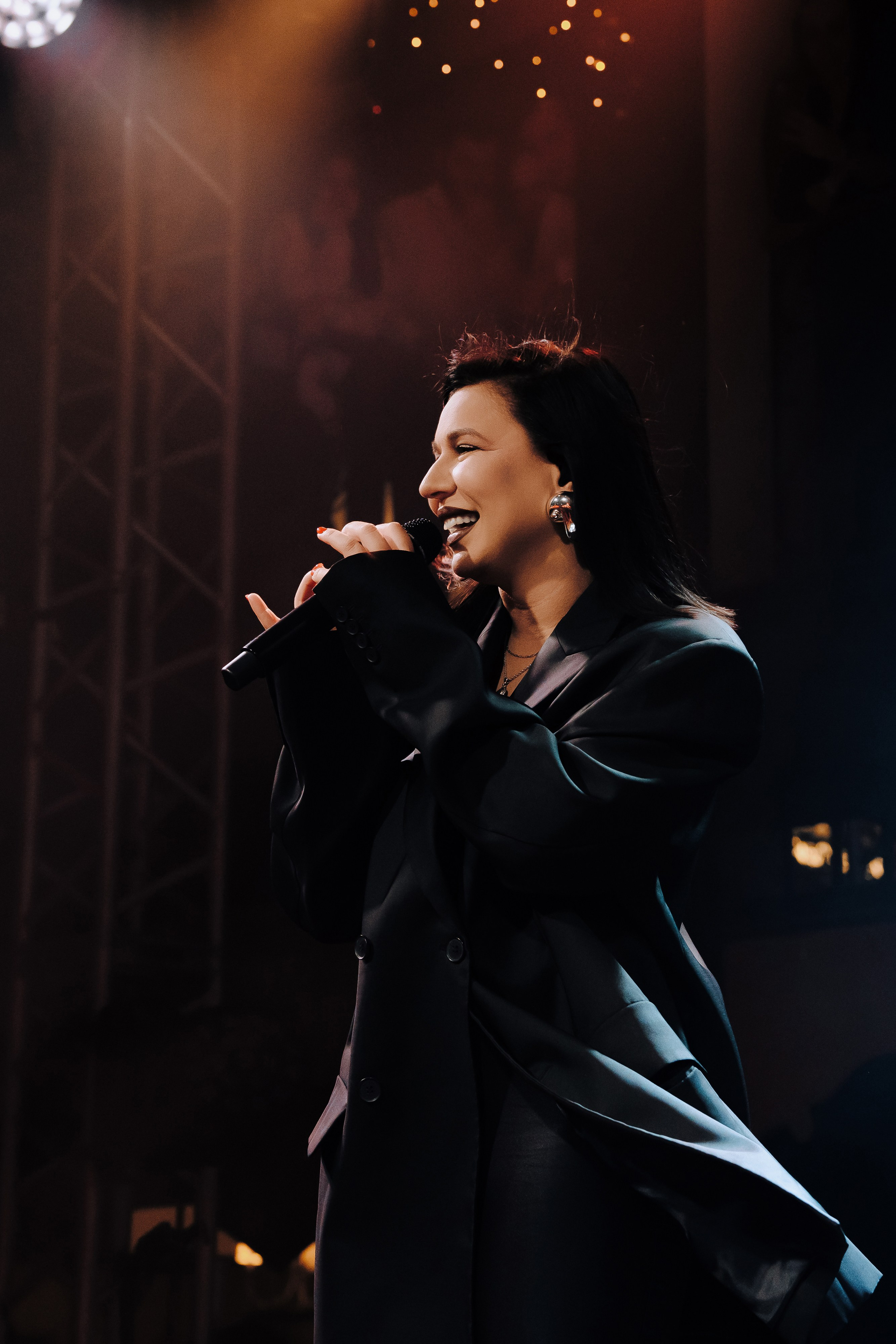 20 ЛЕТ МЕГАПОЛИС ЧЕЛЯБИНСК ХЕДЛАЙНЕР ЕЛКА. Репортажный фотограф Зуев Роман г. Челябинск