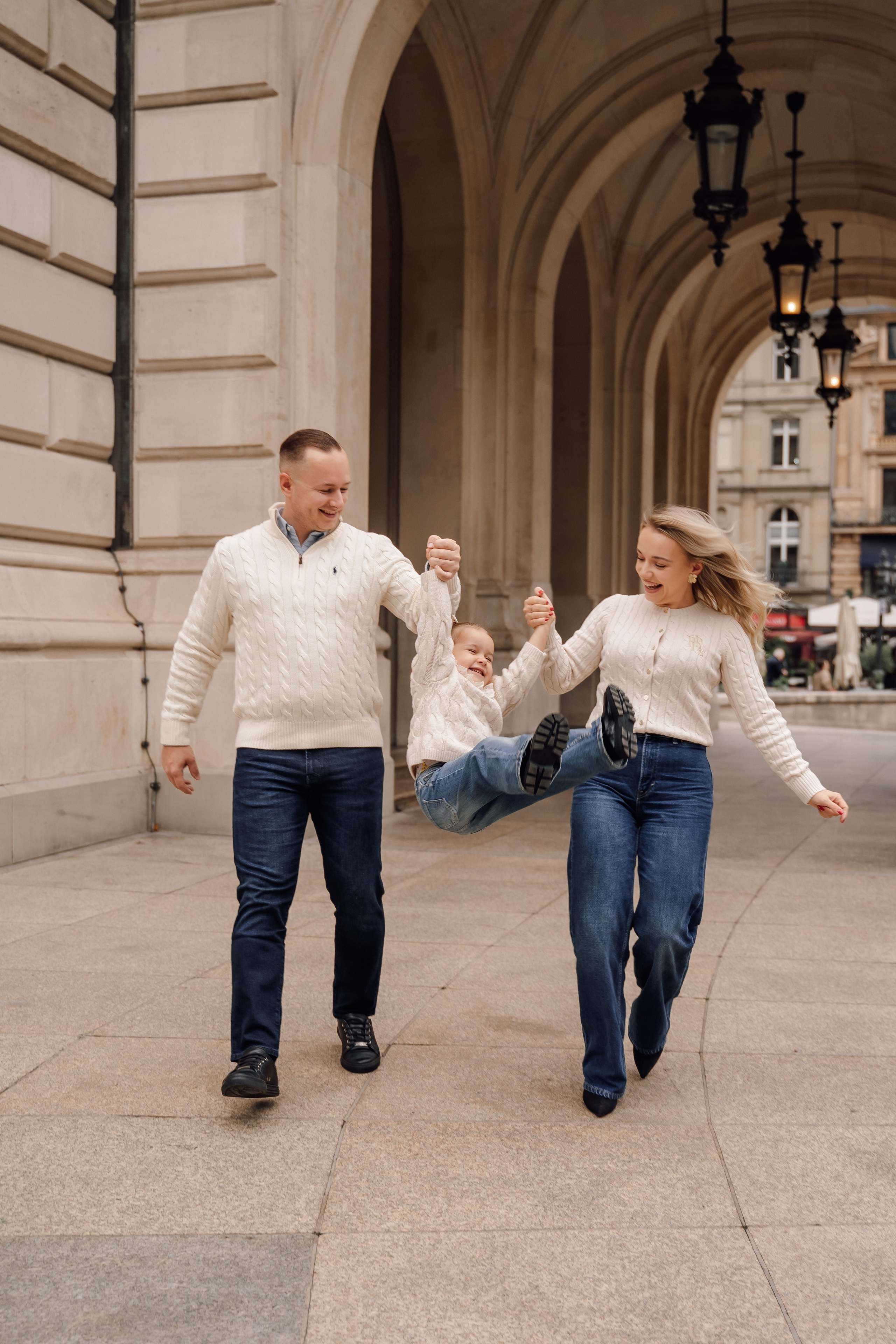 Family at Alte Oper. Анастасия Вайнер — свадебный и портретный фотограф в Германии и по всей Европе