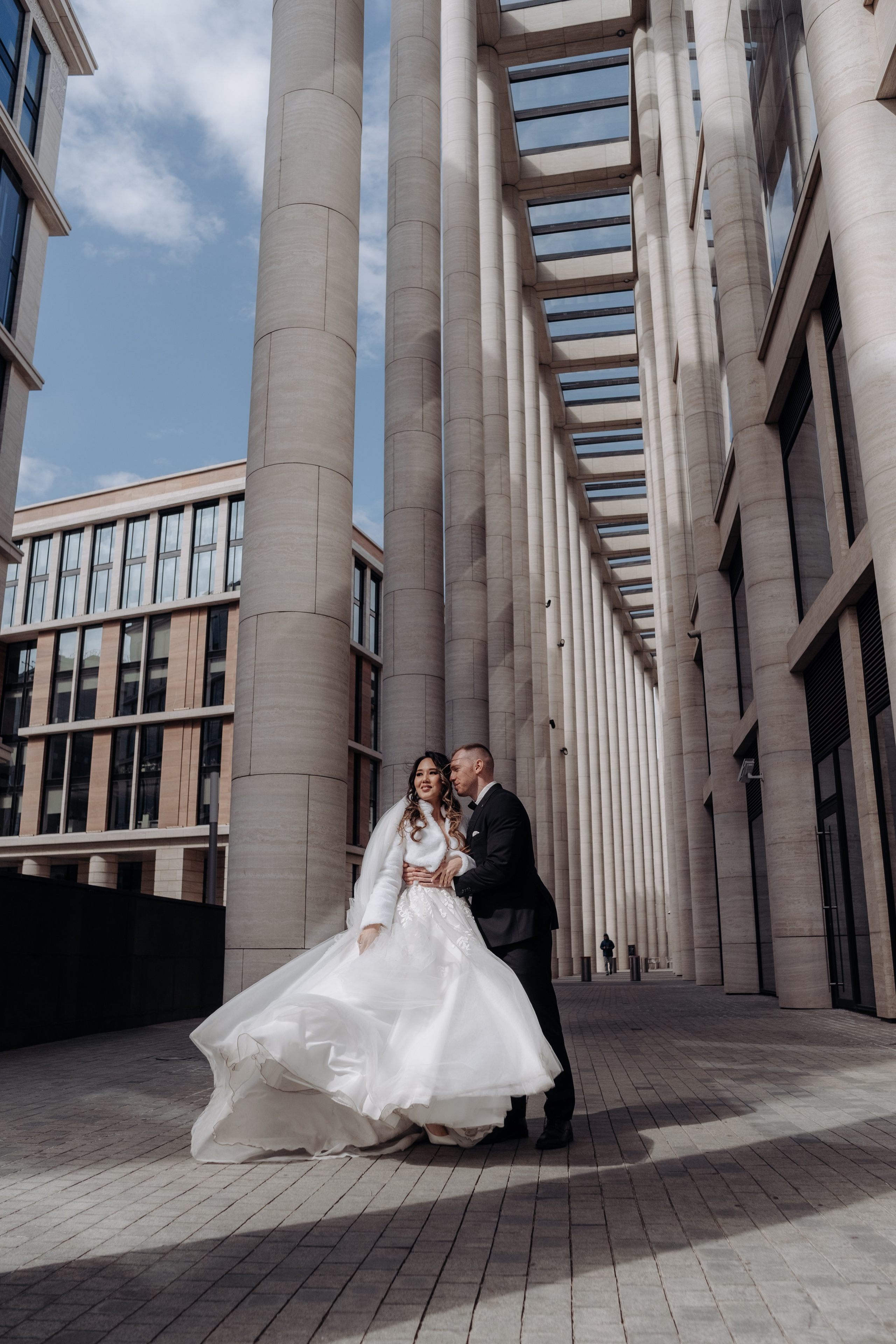 Свадебная фотосессия в Невской ратуше. Невеста в красивом пышном платье