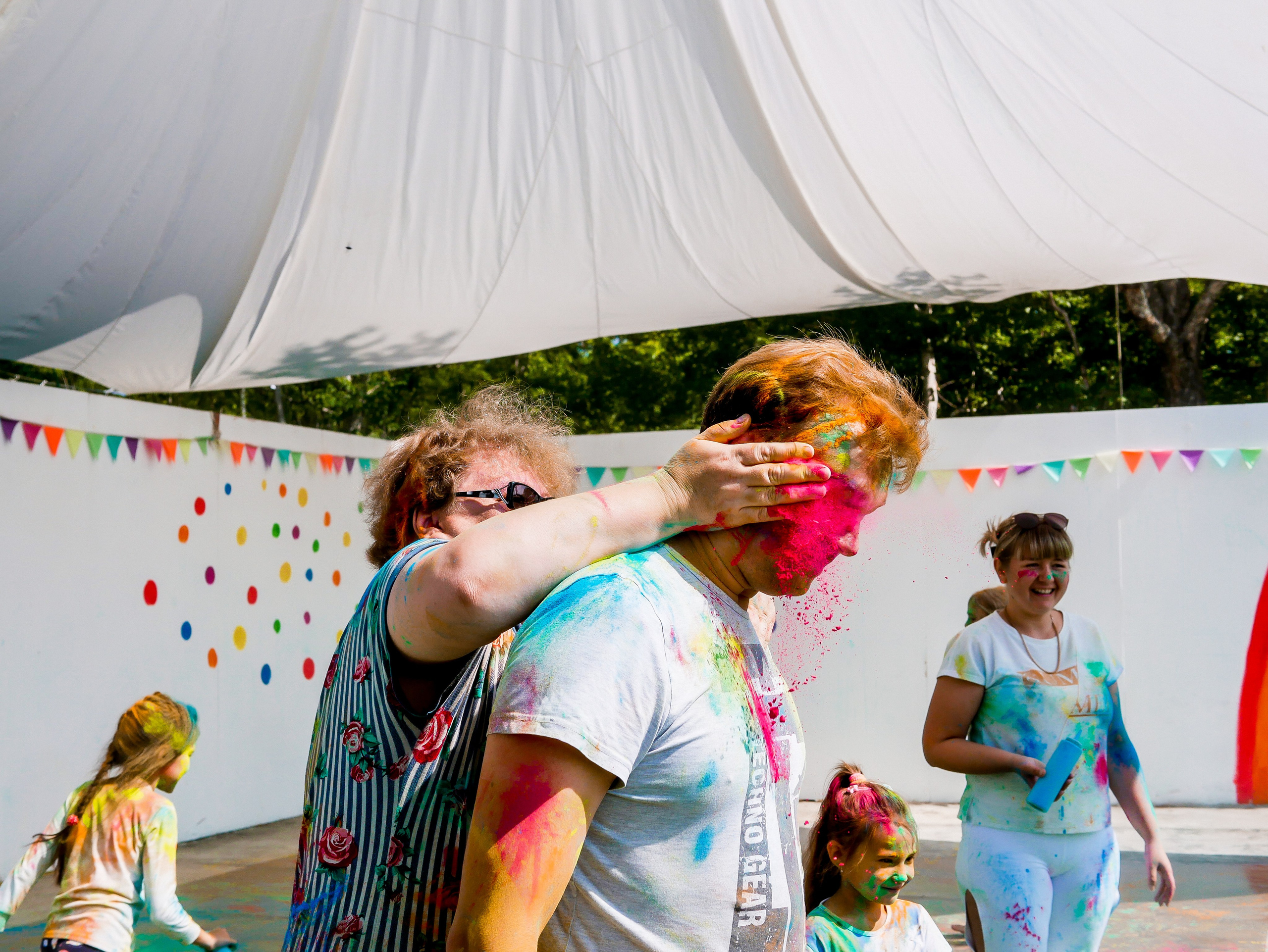 Корпоратив на природе с красками Холли. Фотограф Диана Воробьева Нижний Новгород