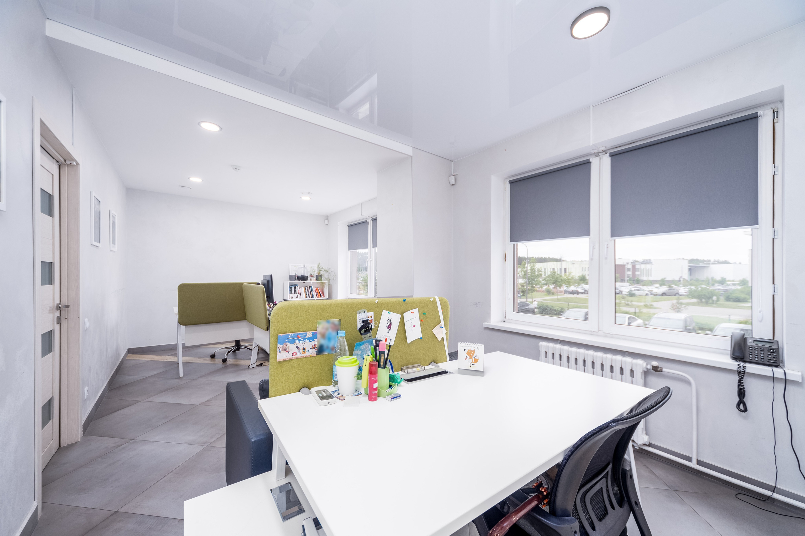 Фото интерьера рабочих мест в офисе страховой компании в Минске