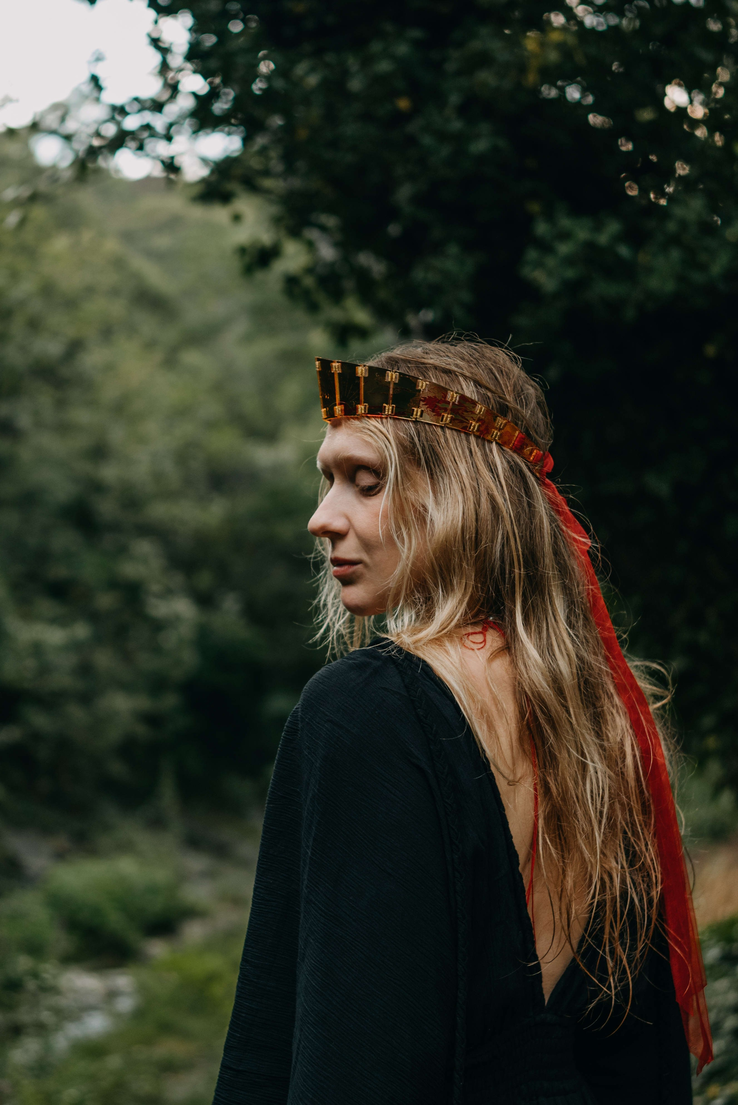 Съемка для бренда славянских украшений в лесу. Портретный и свадебный фотограф в Тбилиси • xeniqo