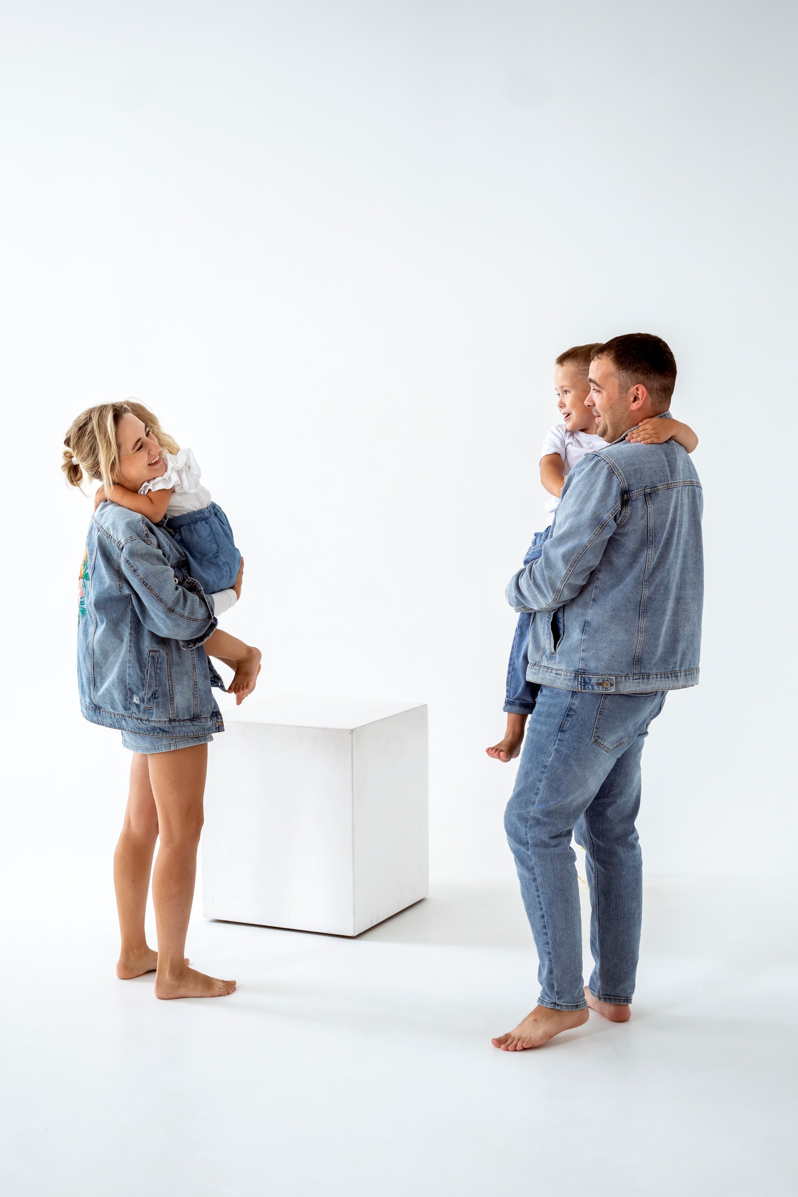 Семейная съёмка на циклораме. Семейный и детский фотограф в Хабаровске Анна Гриневич