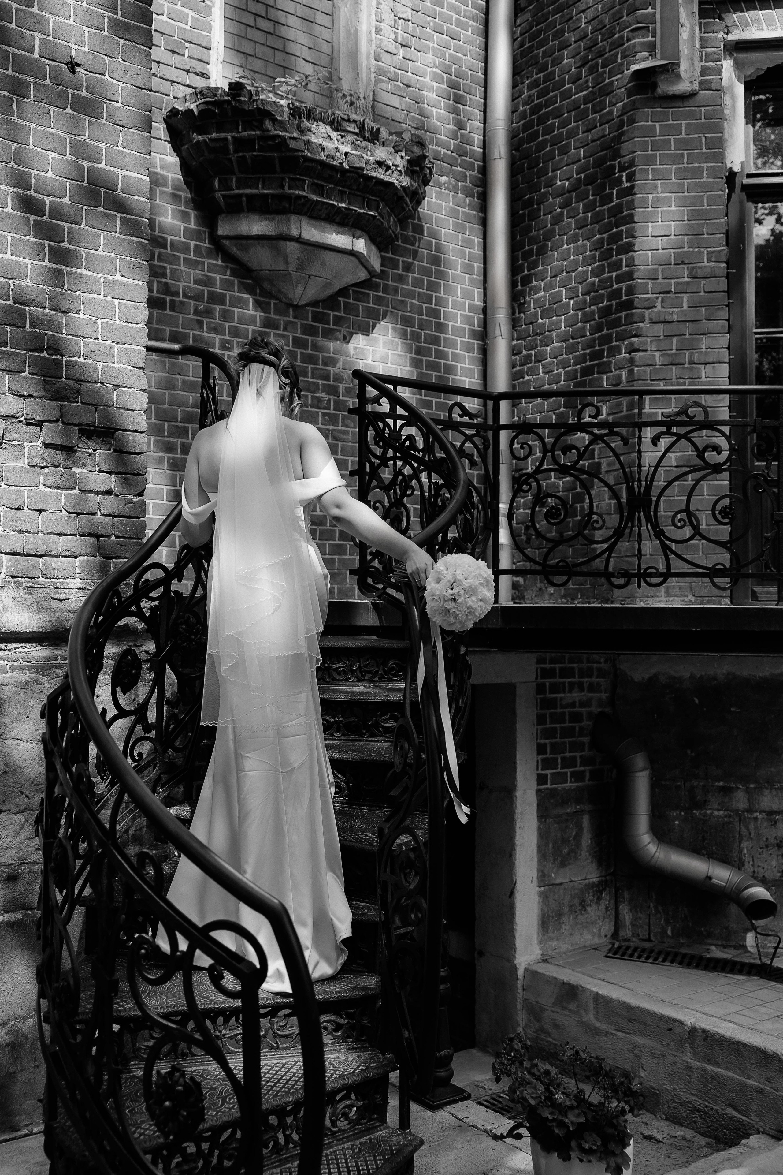 Свадебное платье, невеста сзади возле дворца Ольденбургских в Воронеже