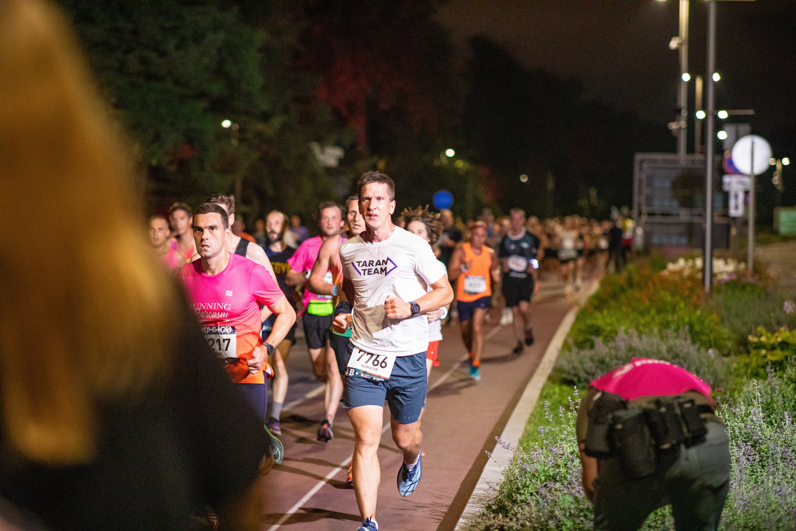 Ночной забег в ленте фотографий бегунов 03.08.24. Фотограф Сергей Ловкий
