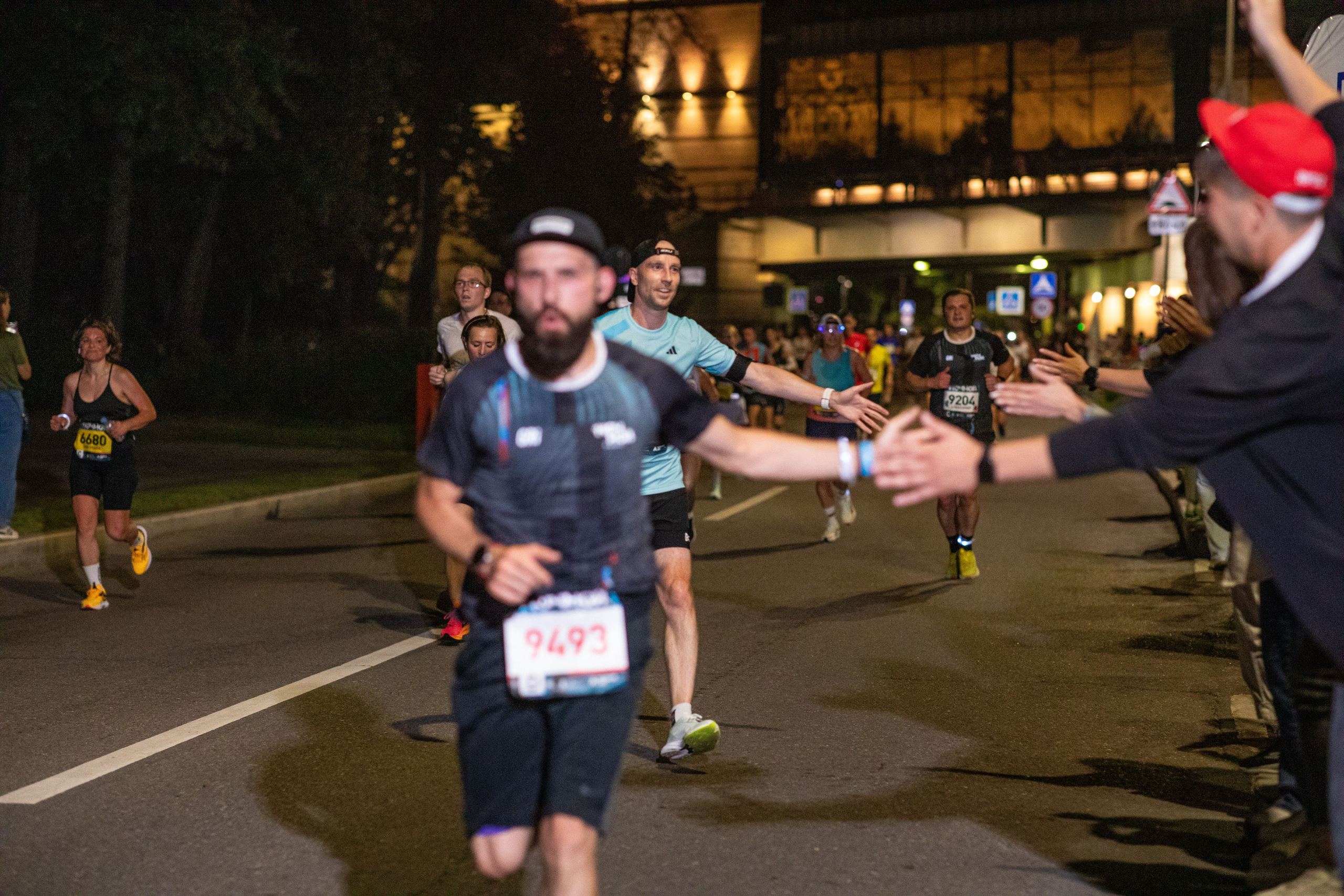 Ночной забег в ленте фотографий бегунов 03.08.24. Фотограф Сергей Ловкий