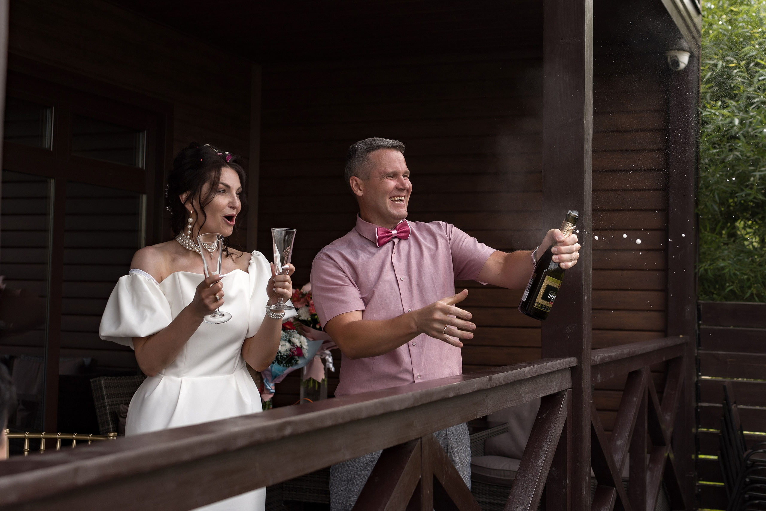 Свадебная фотосъёмка молодоженов на банкете  открывают игристое в Спа-отель «Городок», г. Кохма  свадебный фотограф Коляганов Николай