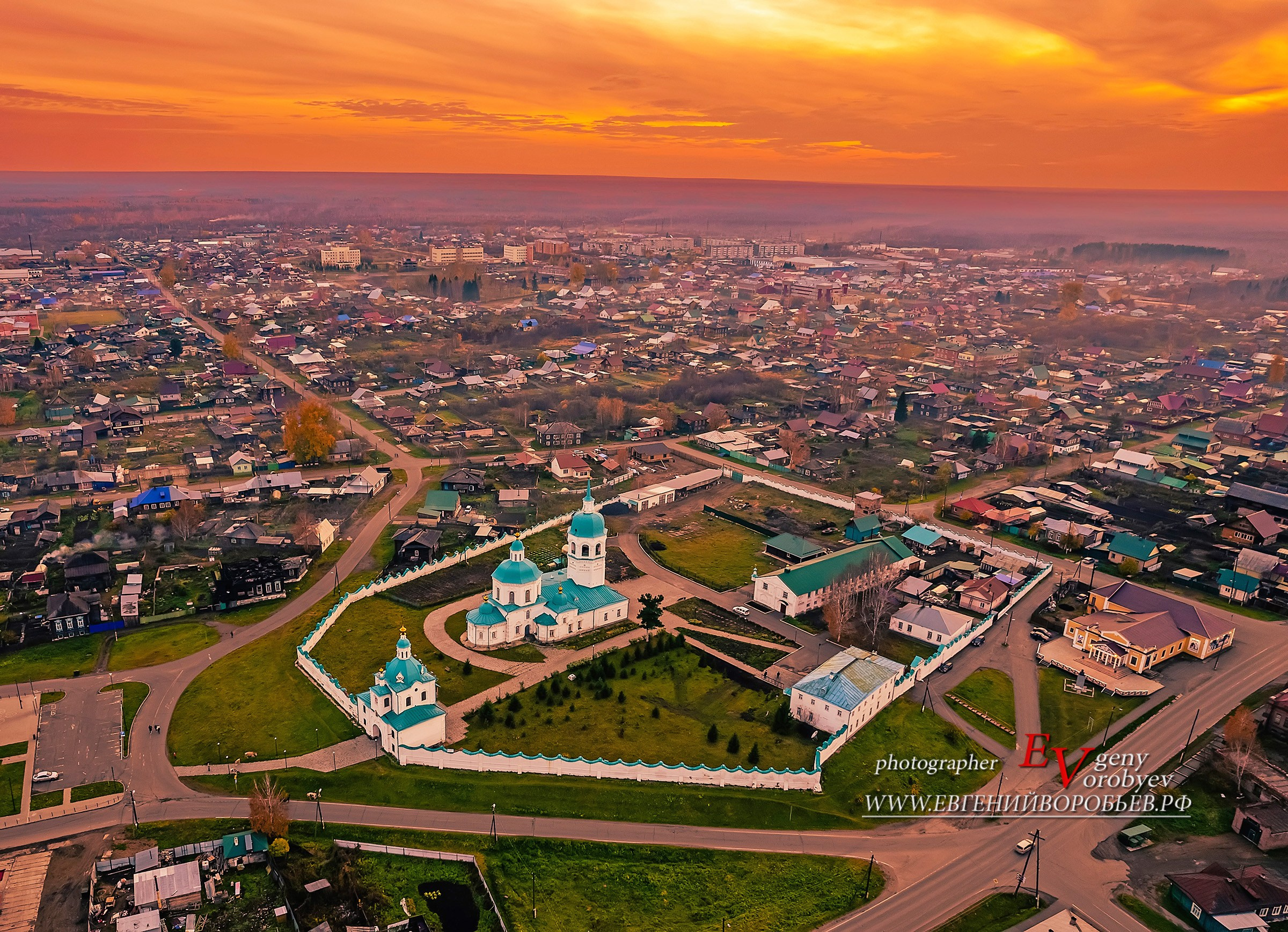 экскурсии Енисейск Красноярск аренда микроавтобуса трансфер индивидуальный тур фото набережная дегустация сибирской кухни интересные места что посмотреть куда сходить что посетить достопримечательности в Енисейске  храм церковь монастырь фототур  цена заказать экскурсию программа маршрут смотровые площадки видовые красивые места путешествие туристический маршрут 