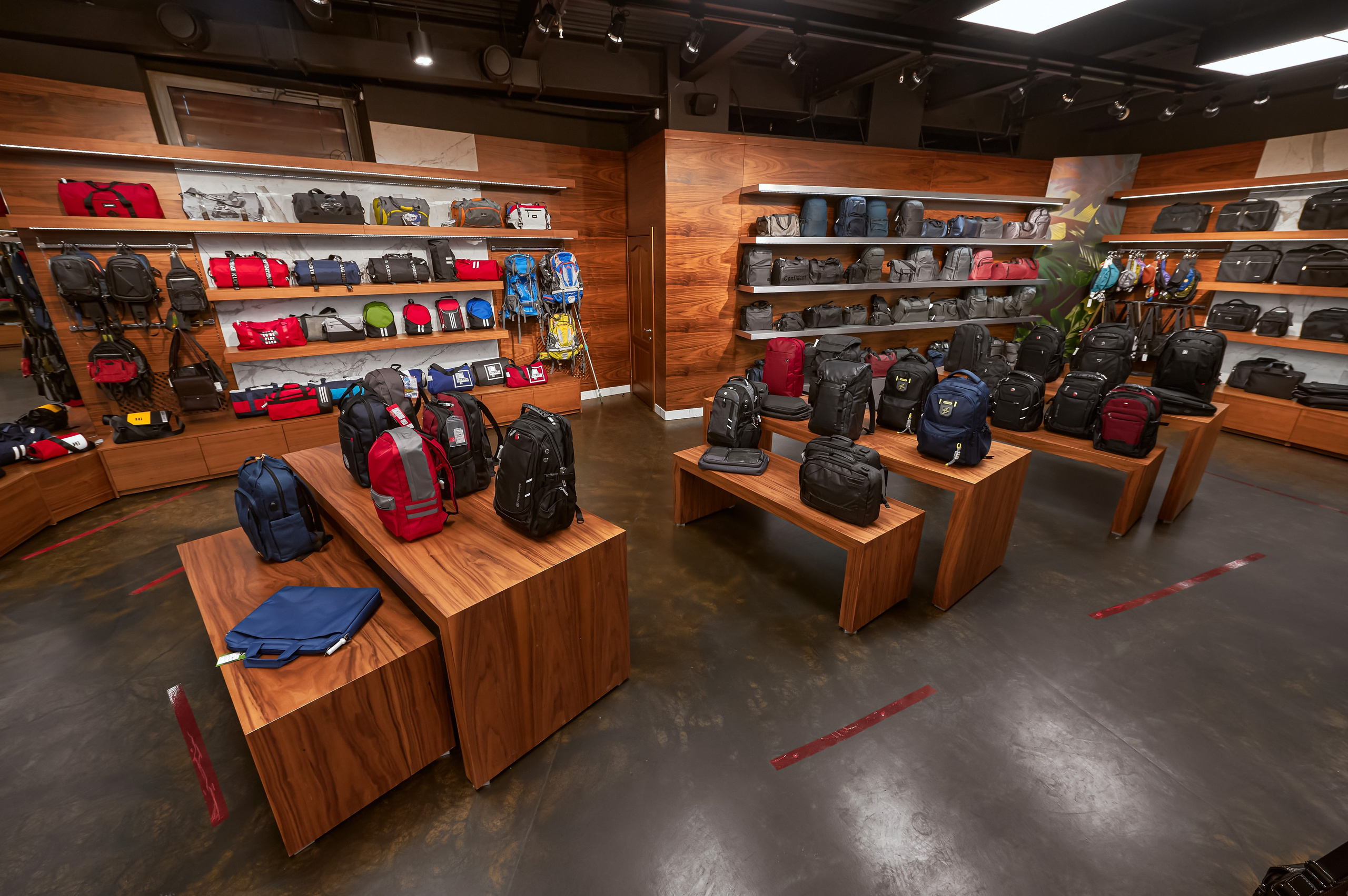 Портфолио по интерьерной и экстерьерной фотосъёмки: Мир сумок — Левый берег. Фотограф Яковлев Роман — Красноярск