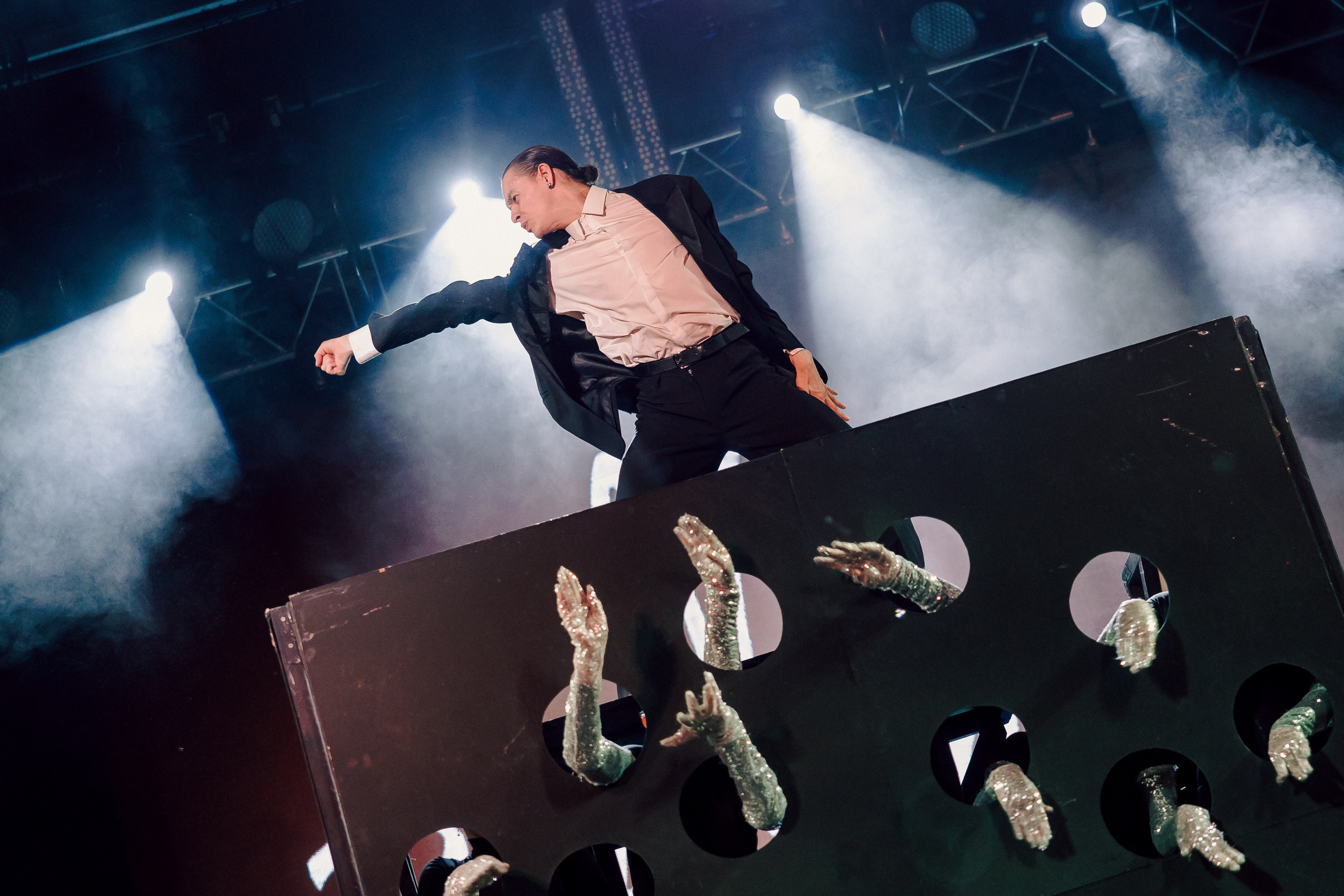 Отчётный концерт танцевальной школы «Red Rabbits» 2025. Лёшка Варзегов — фотограф