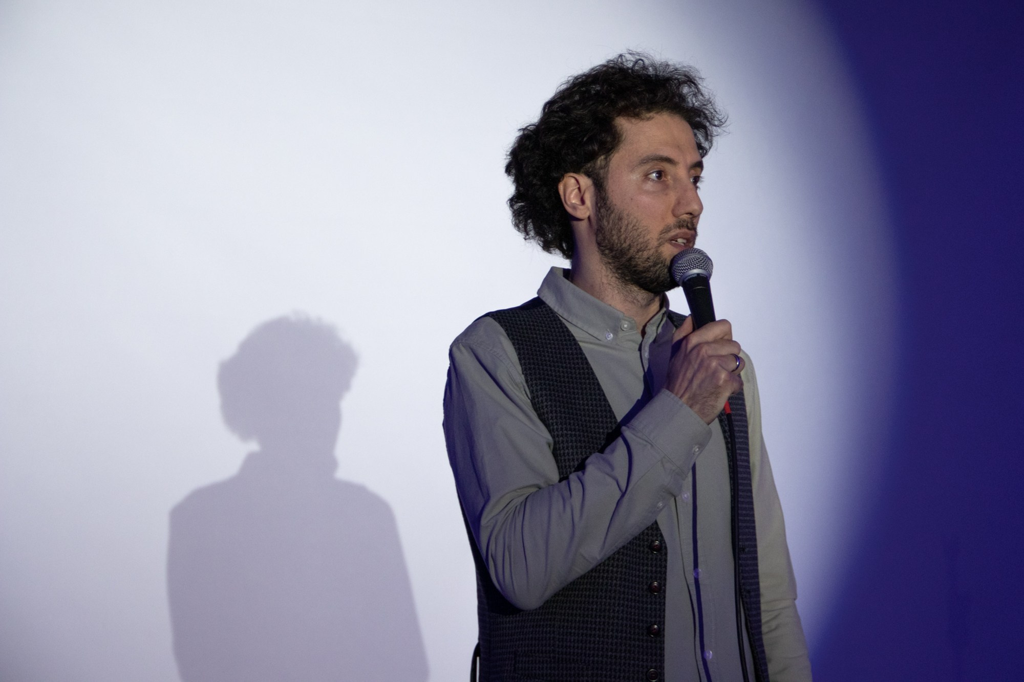 Выступление стендап-комика Дмитрий Романов. Репортажный, промышленный и маркетплейс-фотограф Дмитрий Чернат