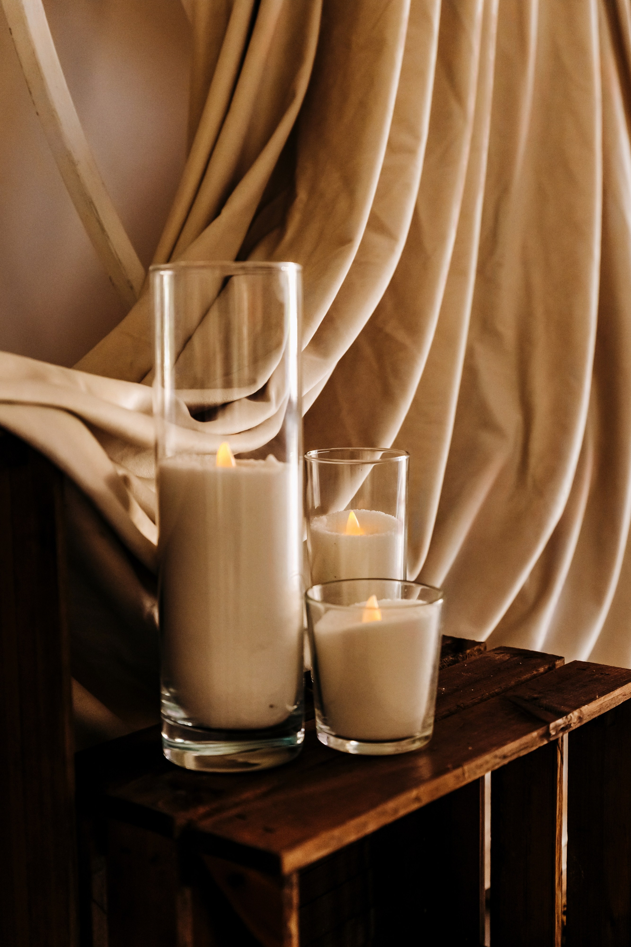 Момент, когда молодожены обнимаются