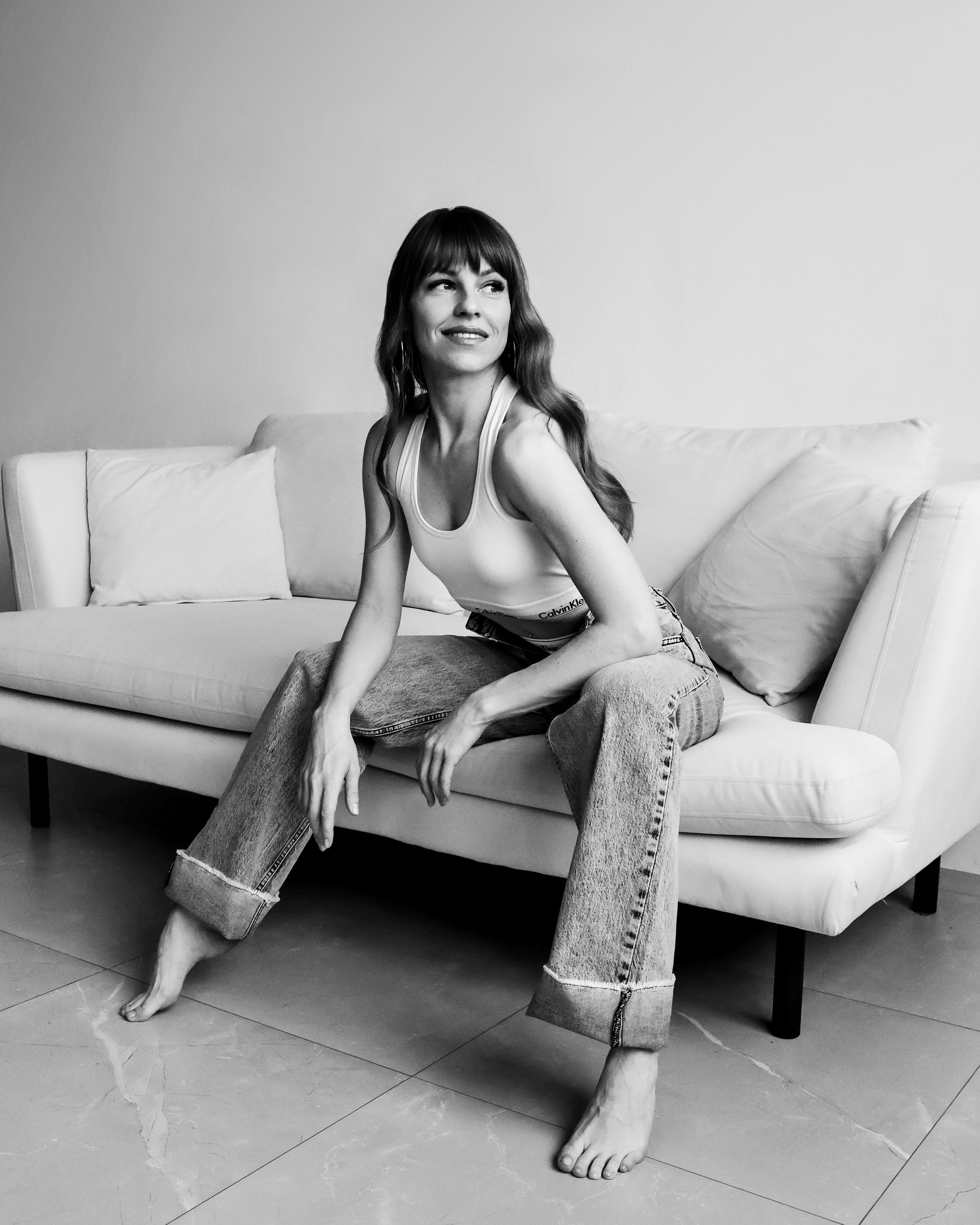 Москва веселая красивая девушка сидит на диване журнальная съемка