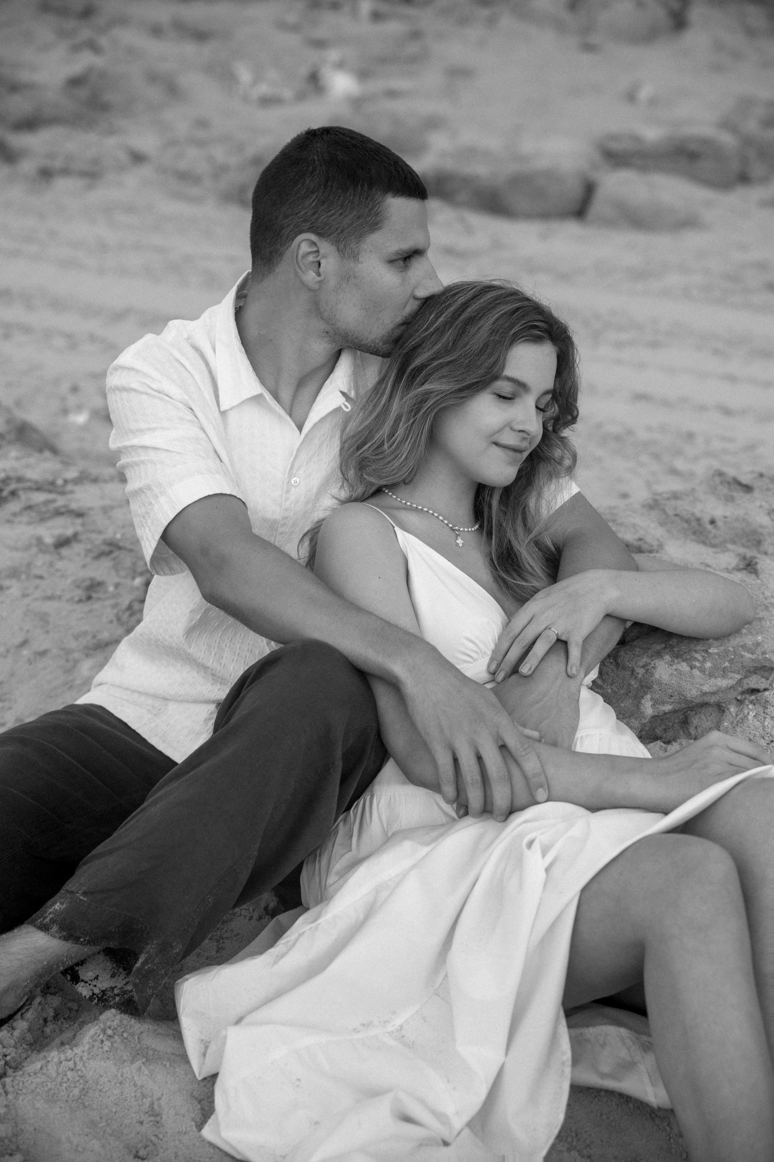 Pregnancy photoshoot near the sea (cloudy weather). Главная