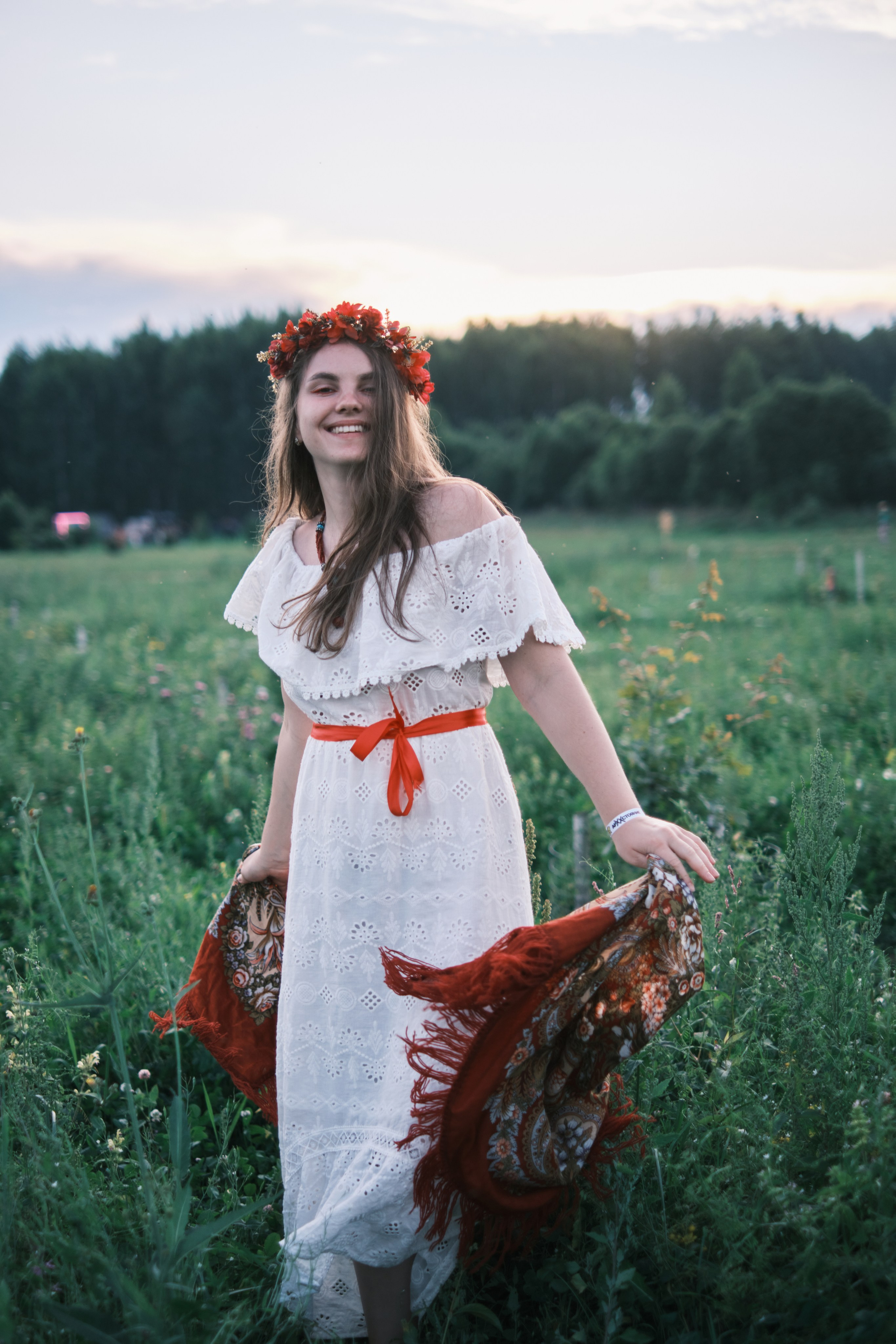 Девушка с платком и веником в русском стиле на поле