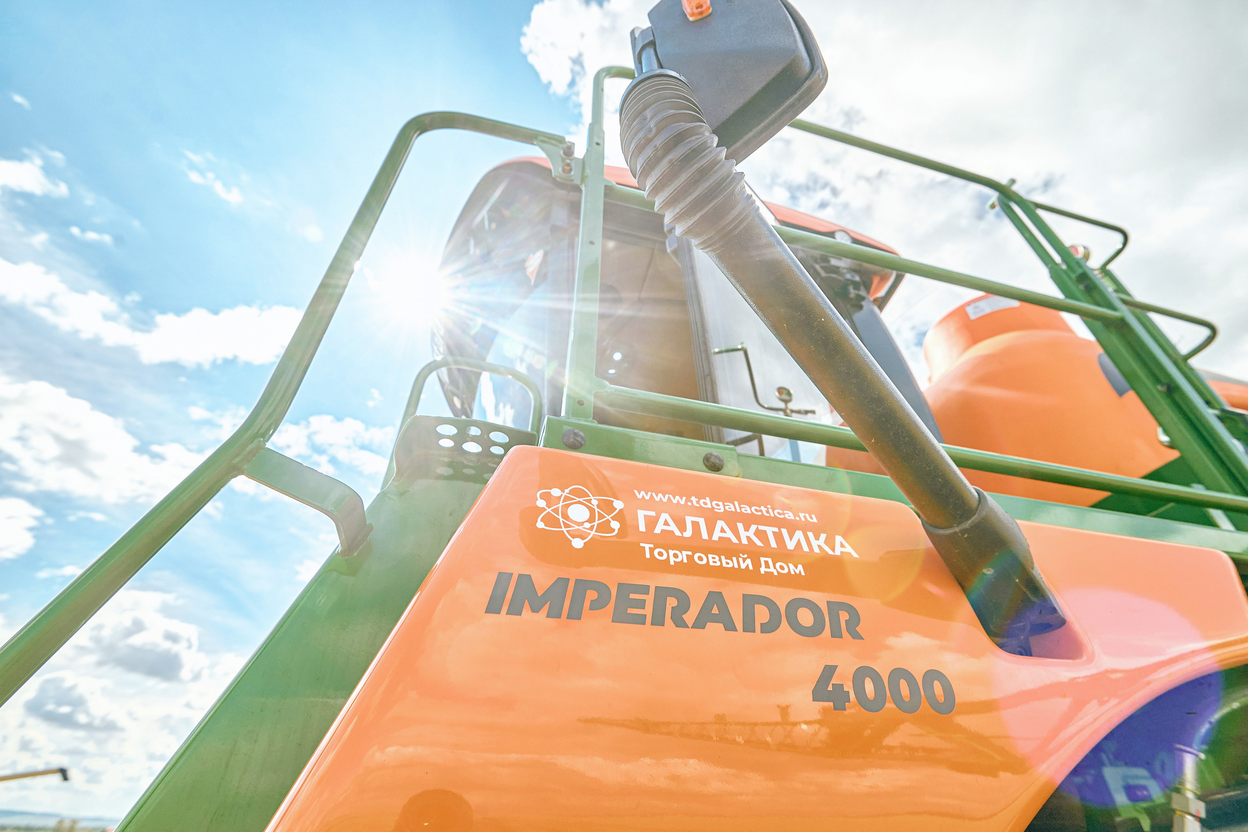 Сельхозтехники Галактика — представление в работе близ г. Абакан. Фотограф Яковлев Роман — Красноярск