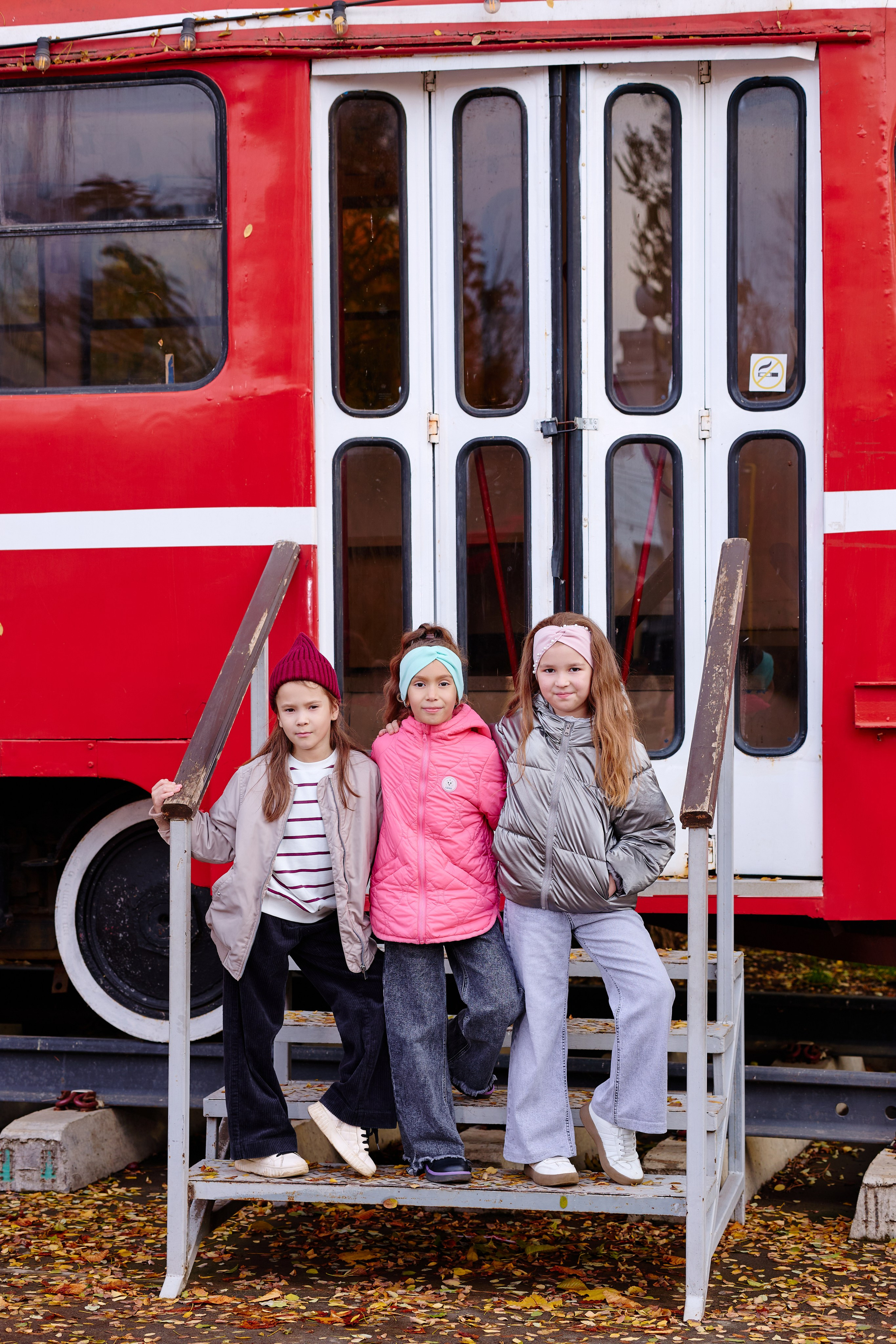 Прогулка в парке классом. Фотограф Выпускные альбомы Таганрог Сергей Коробченко