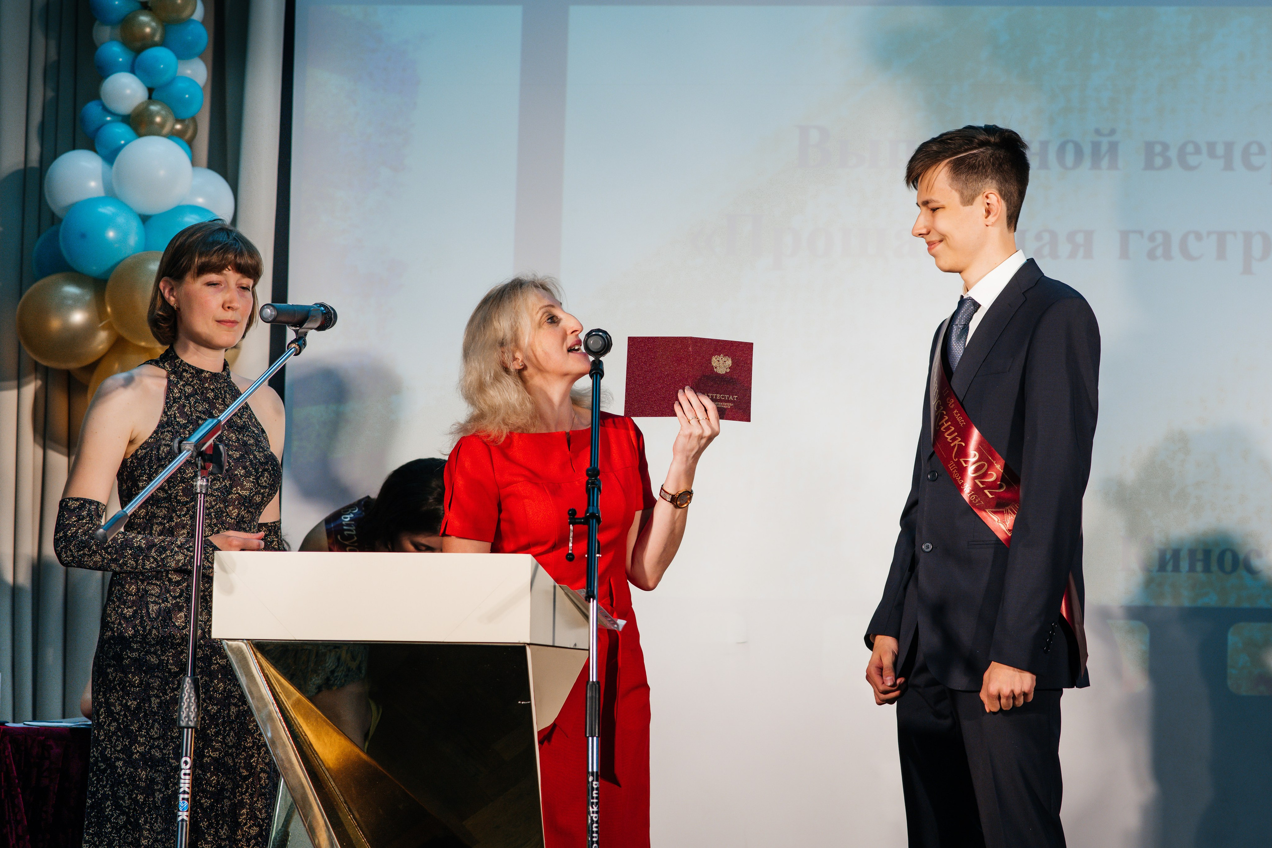 Вручение аттестатов. Выпускные альбомы в Подольске Москве и МО