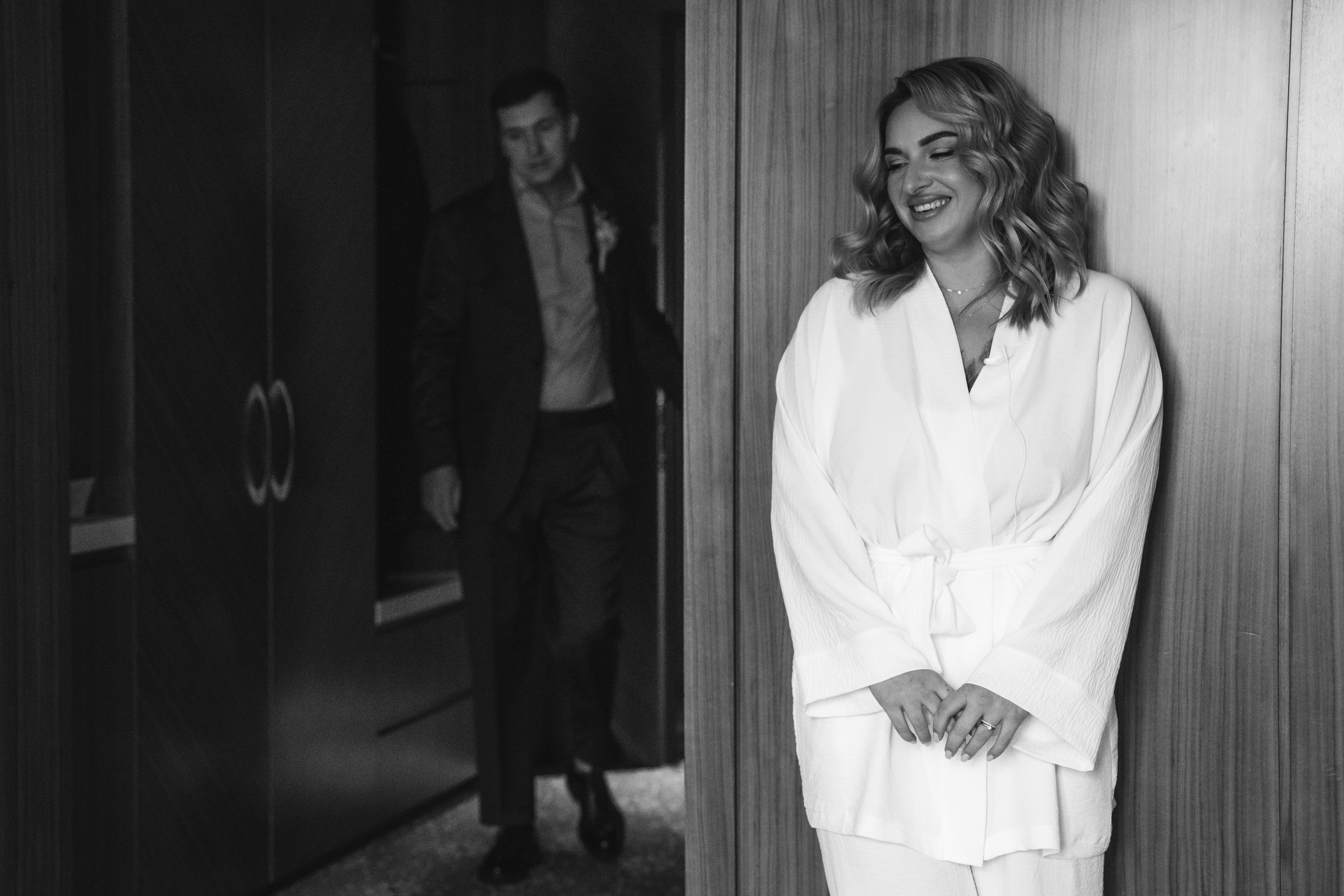 Молодожены держатся за руки на фоне городских улиц — стильные и современные свадебные фотографии в Москве.