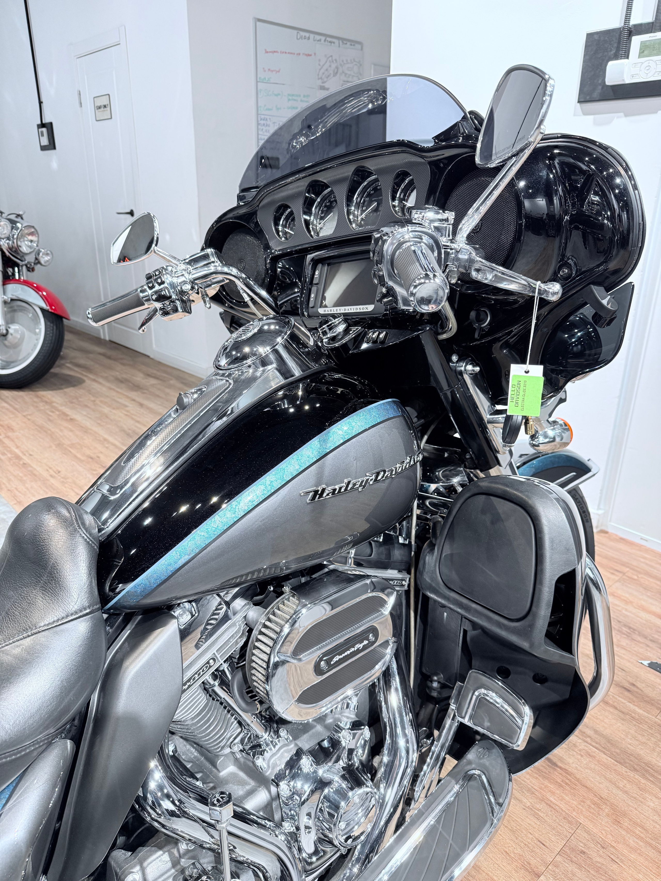 2015 CVO Limited (Carbon Charcoal). Hello Davidson, Москва. Только хорошие мотоциклы…