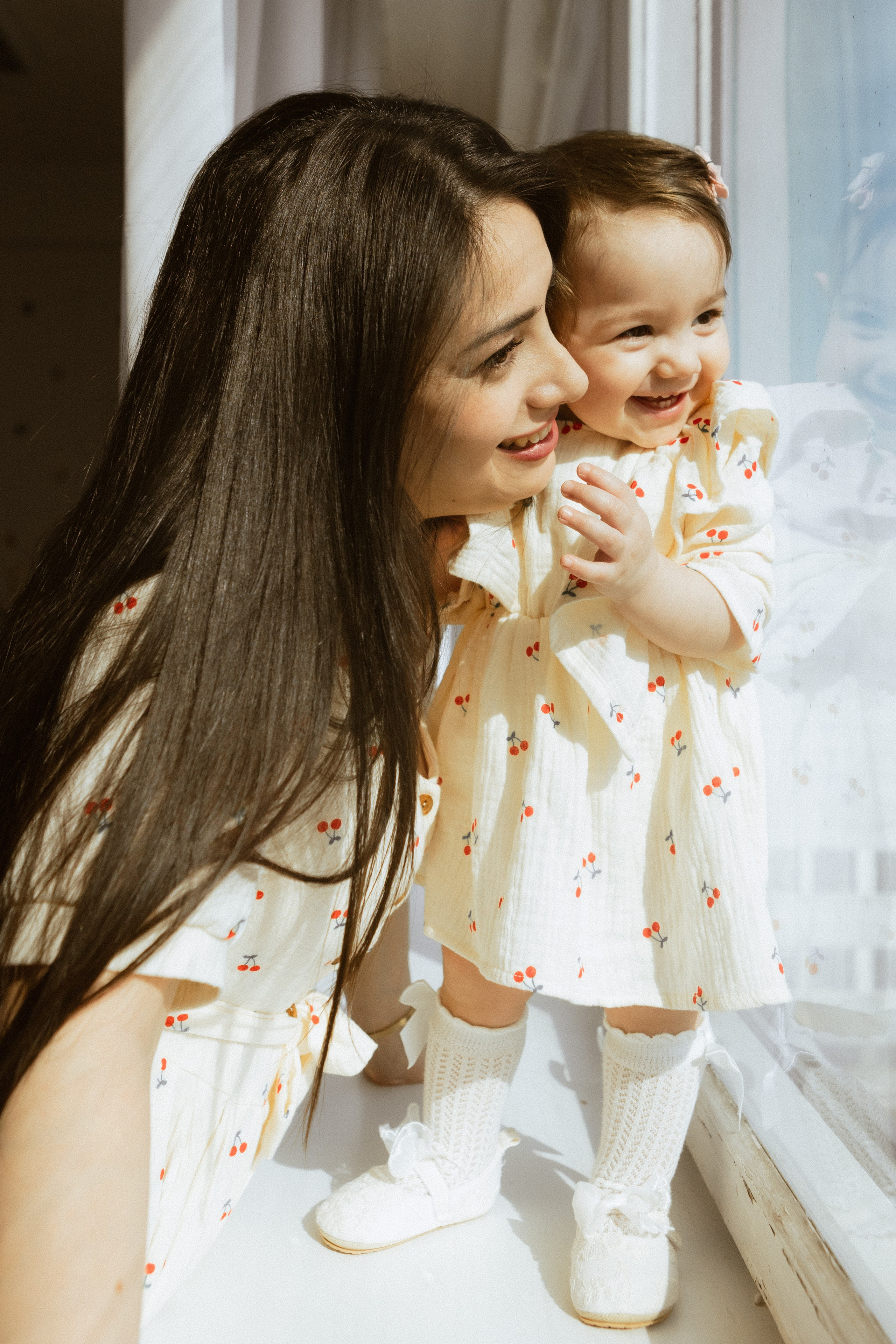 нежная семейная фотосессия с годовалой дочкой в студии, фото мамы и дочки, семейный фотограф в Москве