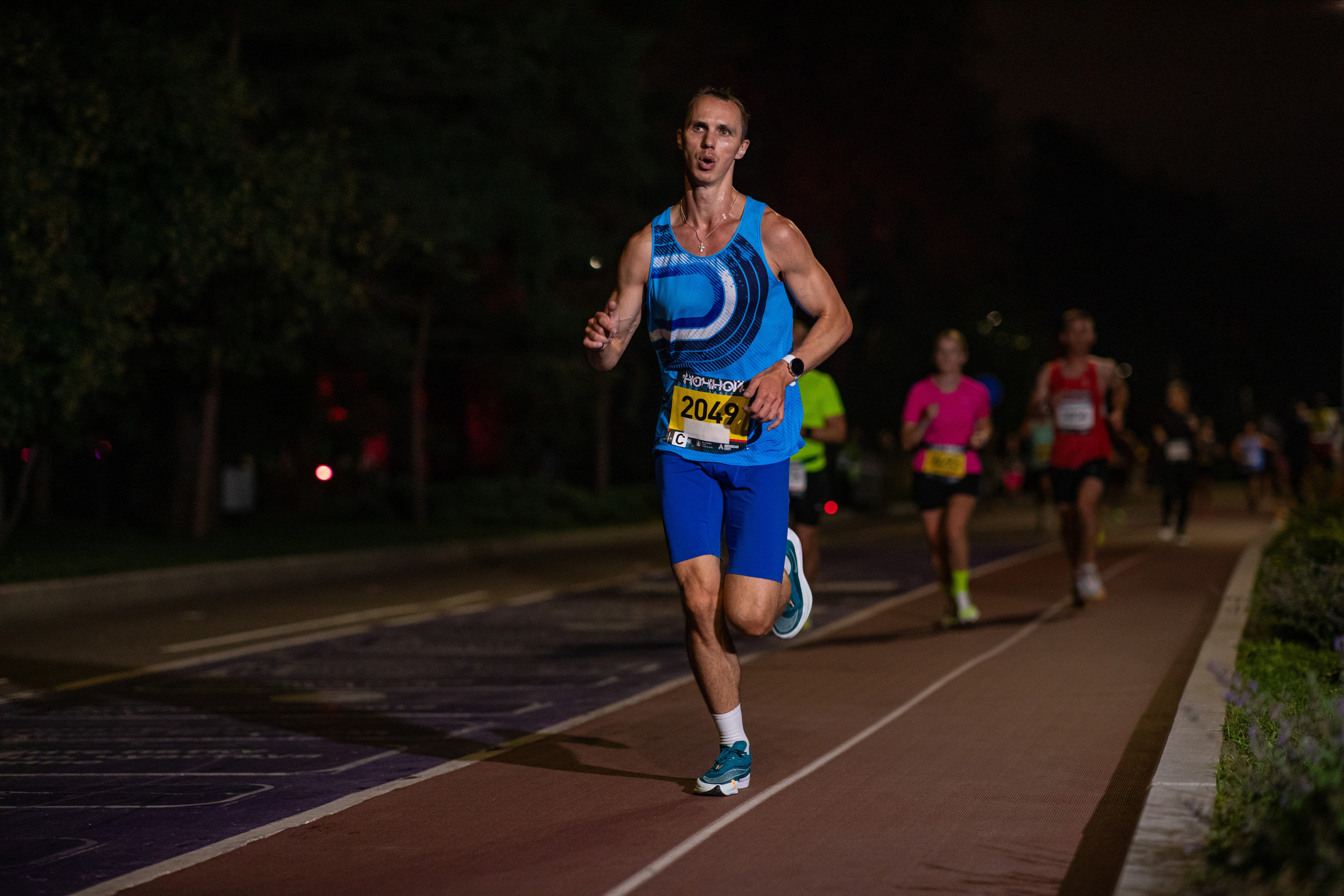 Ночной забег в ленте фотографий бегунов 03.08.24. Фотограф Сергей Ловкий
