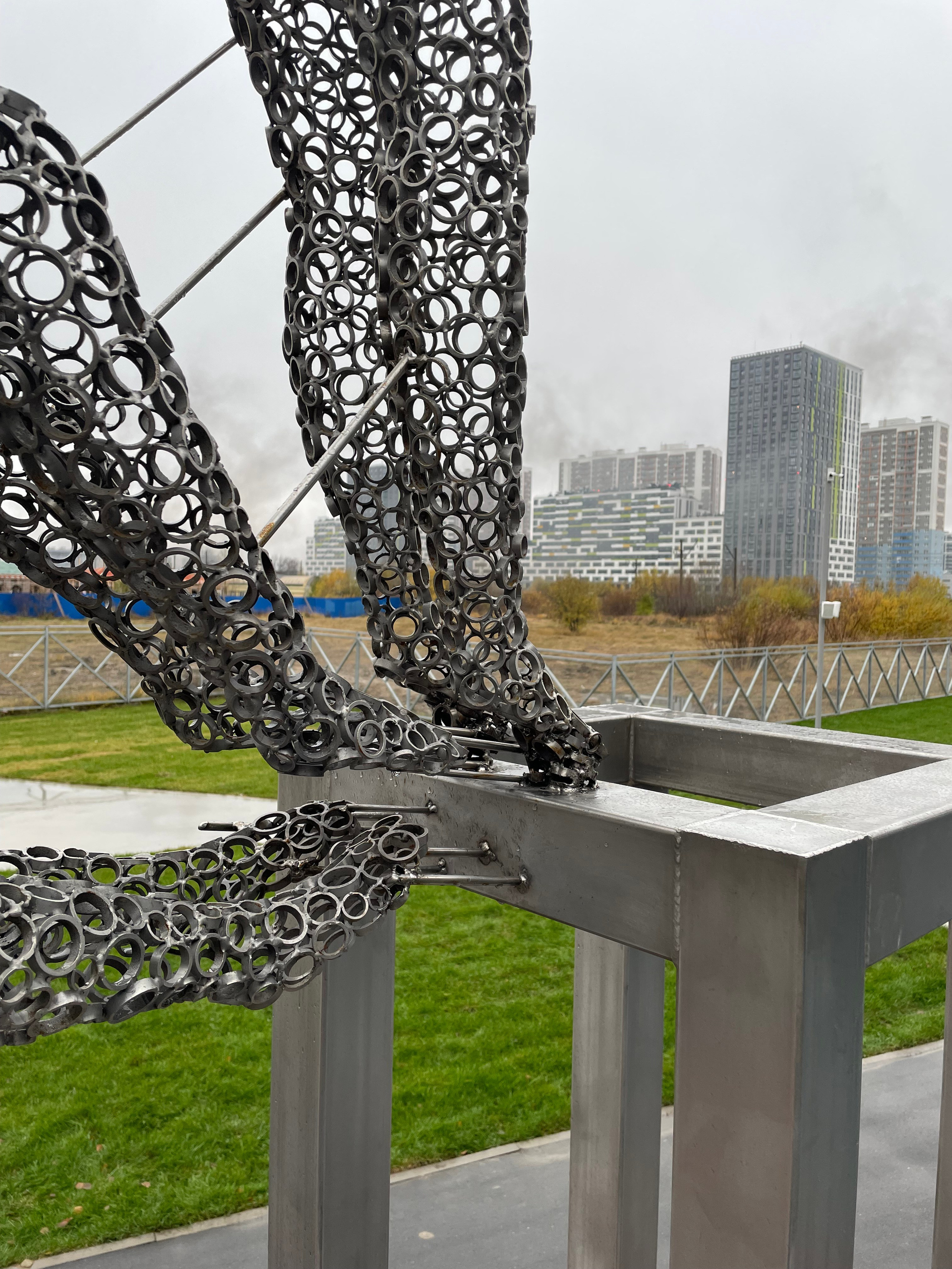 Паркур/Свободное падение /Спб/Малая Балканская 13к2 /2023. Художник — скульптор Антонина Фатхуллина