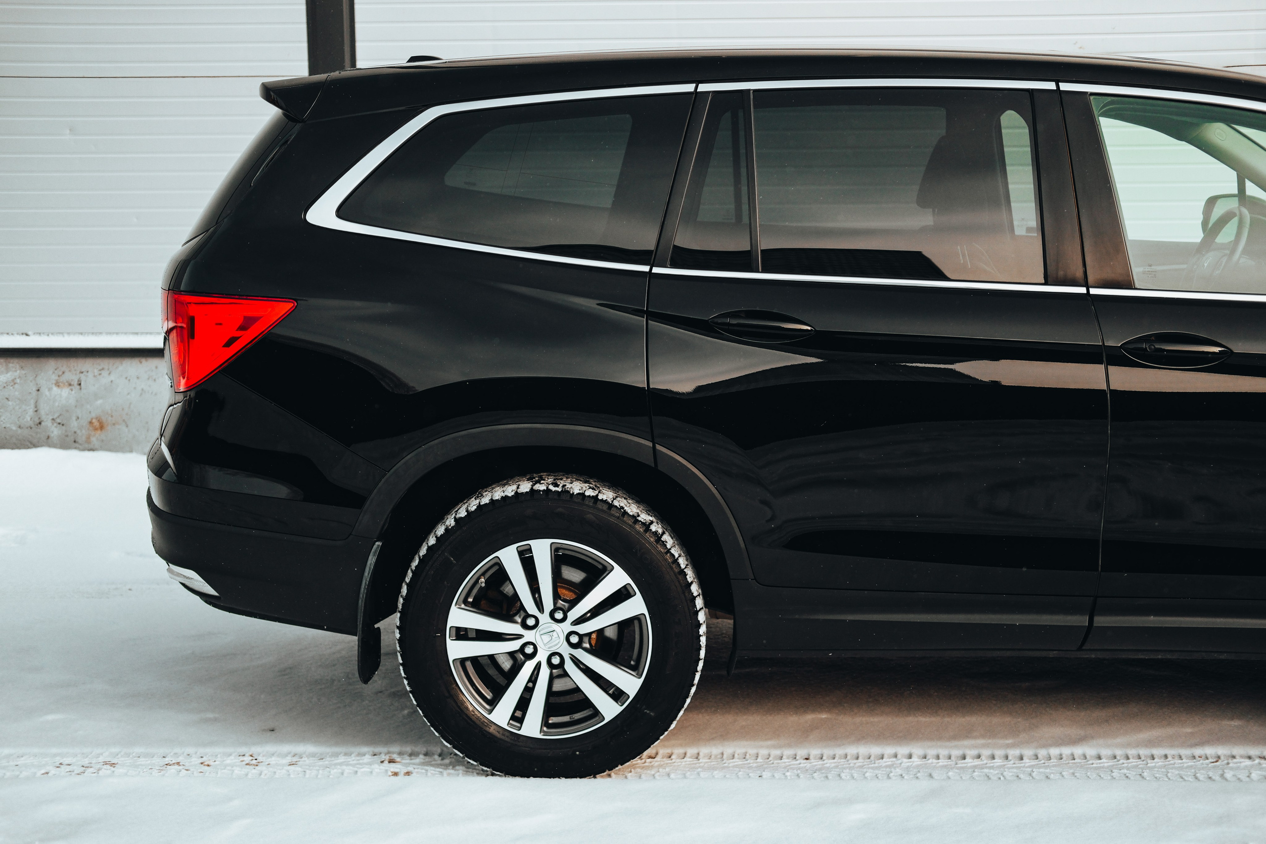 Профессиональная фотосессия Honda Pilot в Новосибирске. Автомобильный фотограф Чанчин Владимир: детальные снимки кузова, интерьера и динамики