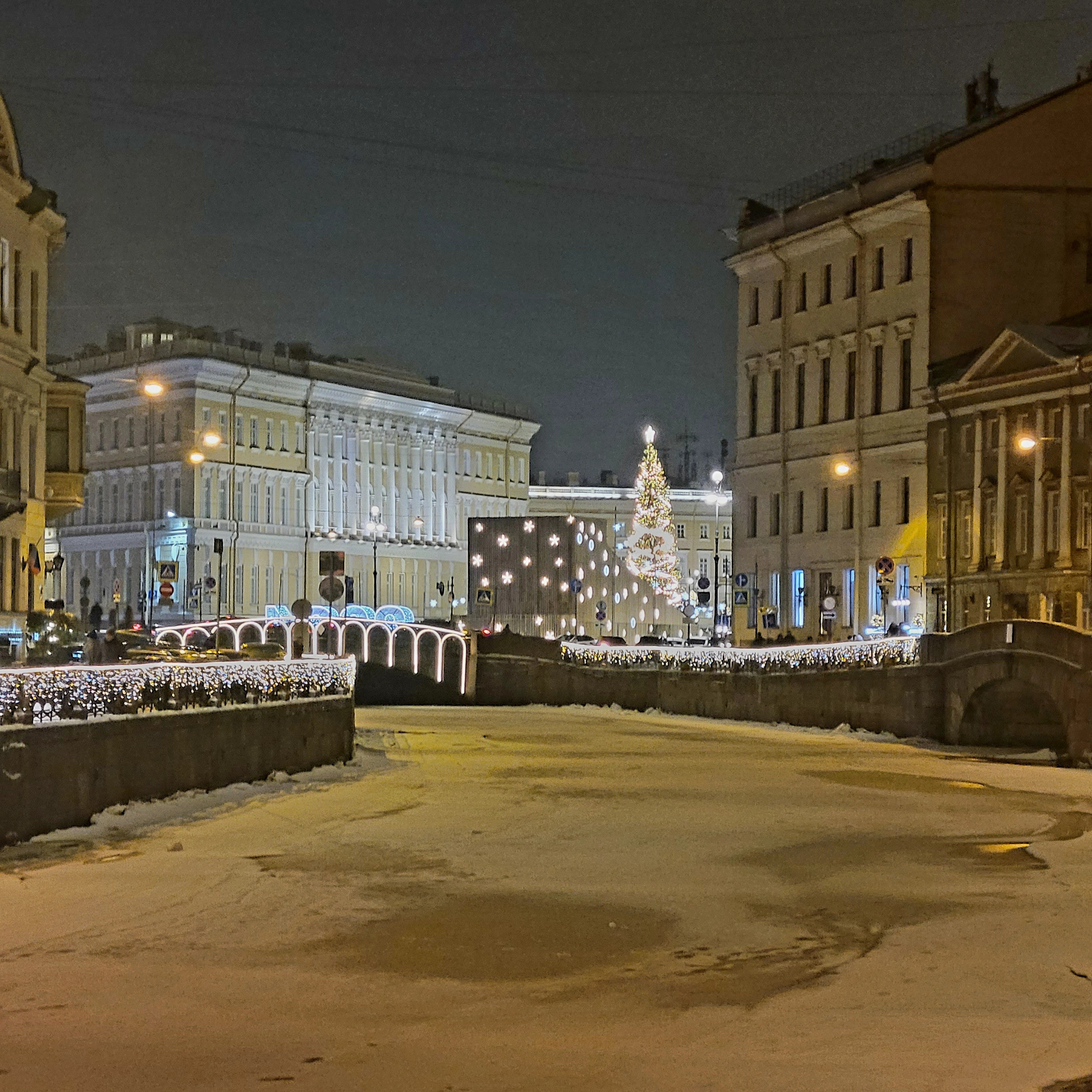 Жили в отеле в 5 минутах от Дворцовой, на Мойке