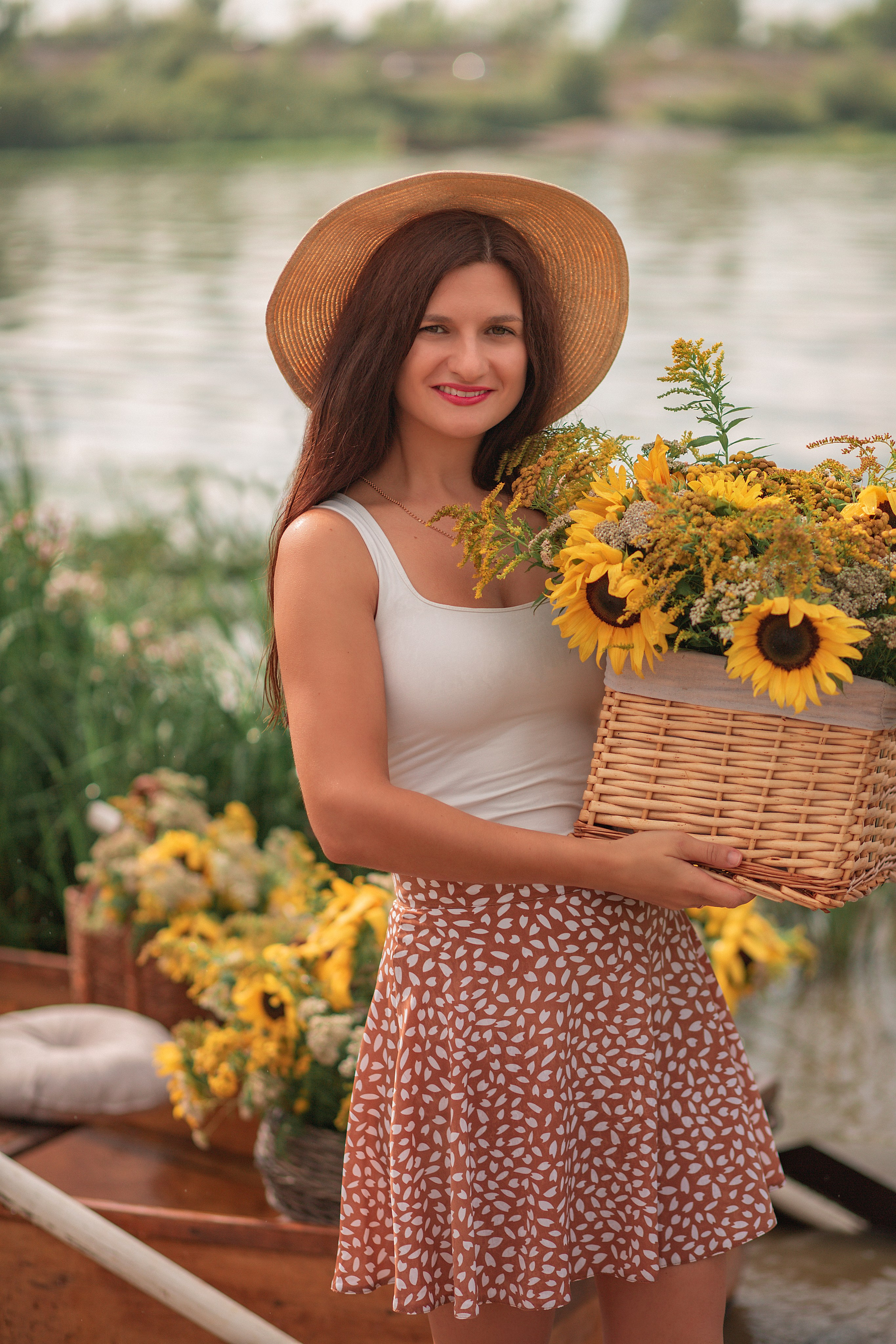 Лодка с подсолнухами. Фотограф Ольга Бобб Нижний Новгород