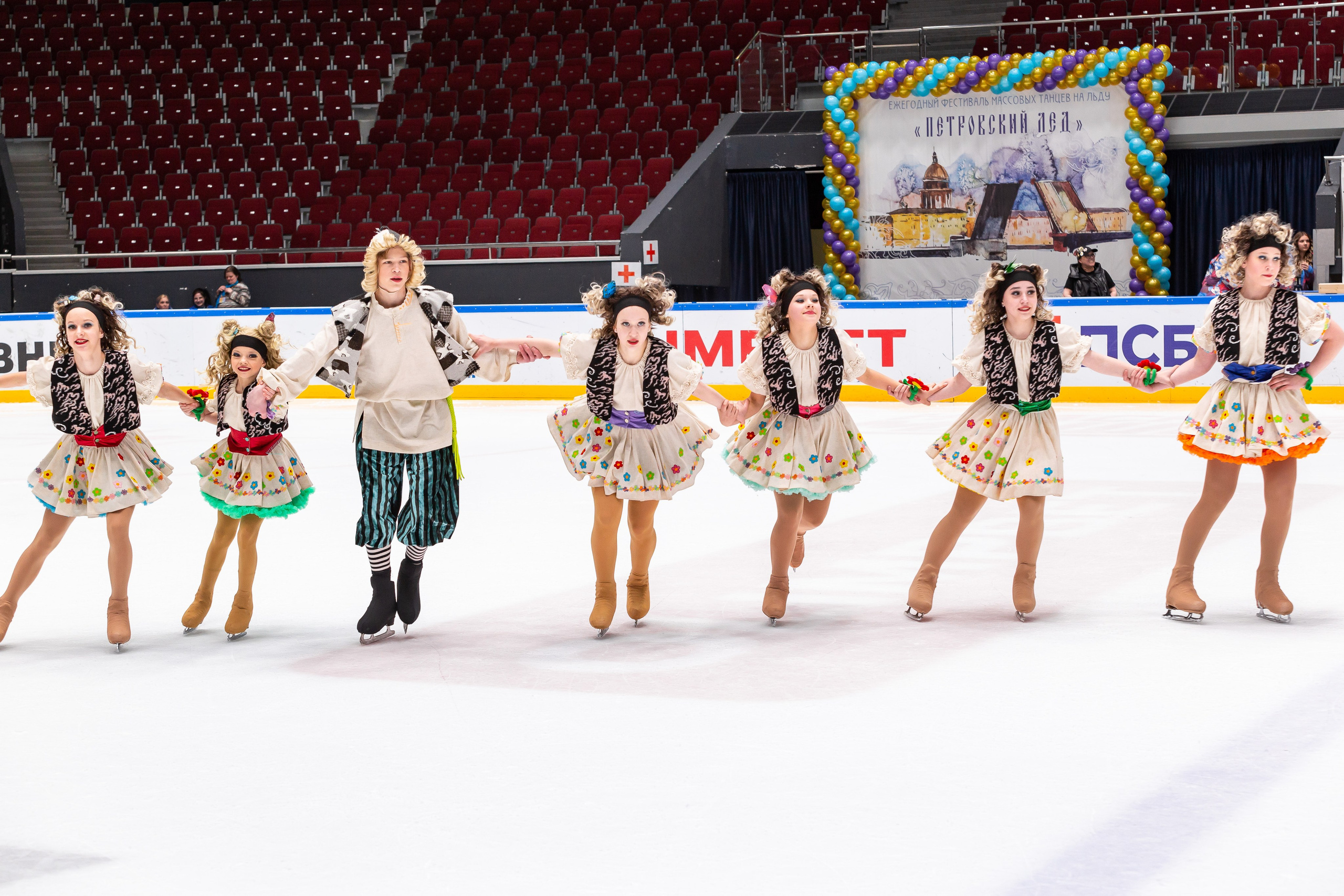 VII Ежегодный фестиваль массовых танцев на льду и фигурного катания «Петровский лёд» Санкт-Петербург 2024. Репортажный фотограф в Москве