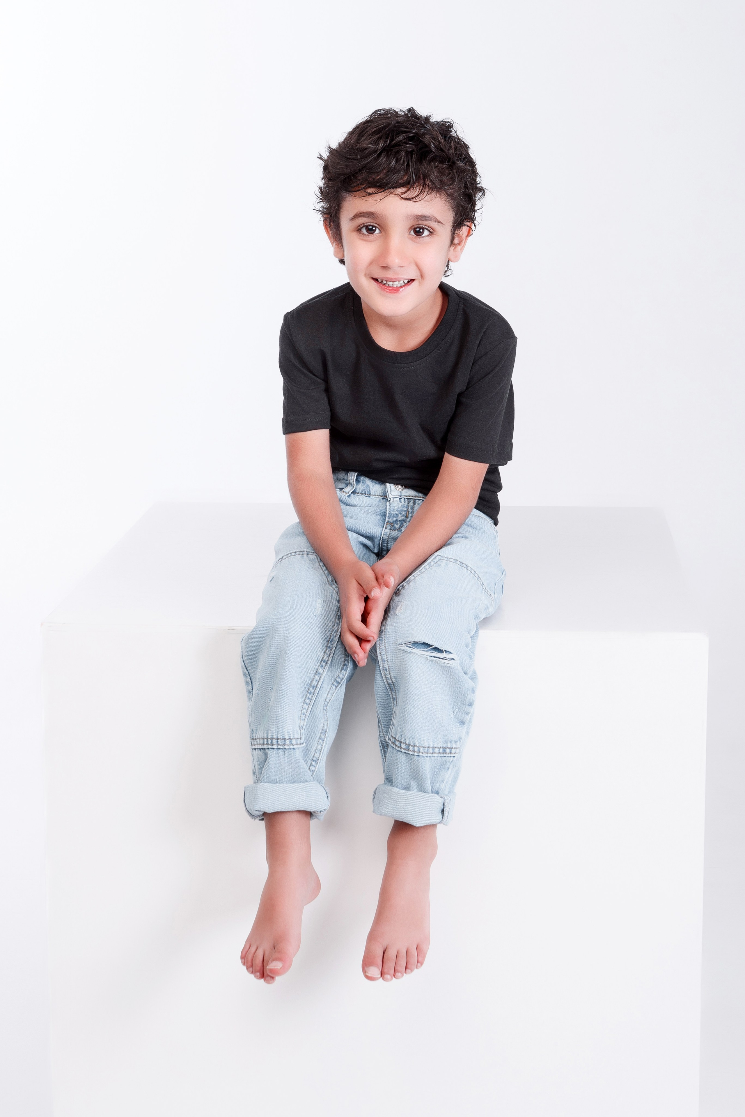 Мама с ребёнком. Студийная фотосессия на циклораме, на белом фоне. Сочи