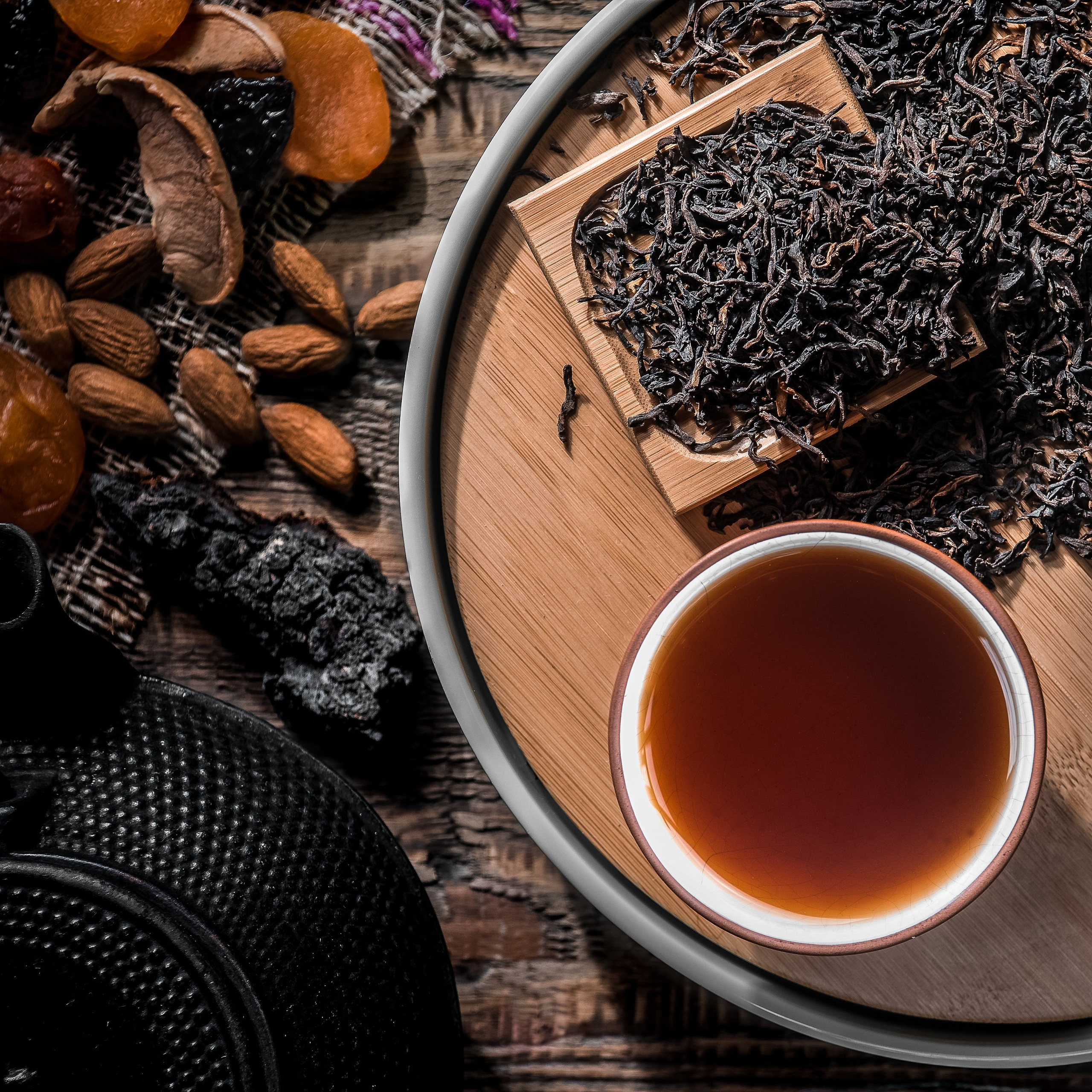 Чашка китайского чая, чай пуэр с сухофруктами м чайником