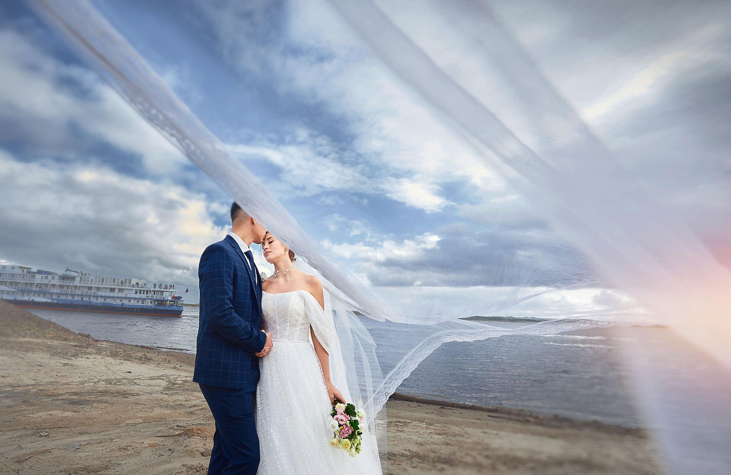 молодожёны на берегу