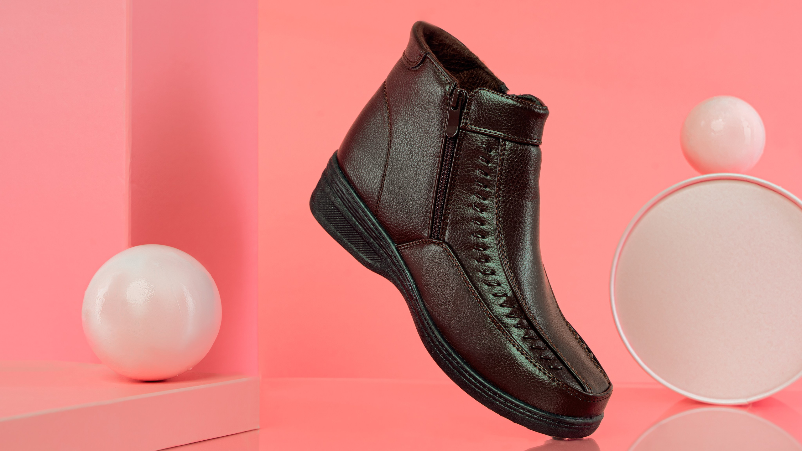 Я  фотограф. Работаю в городе Москва,