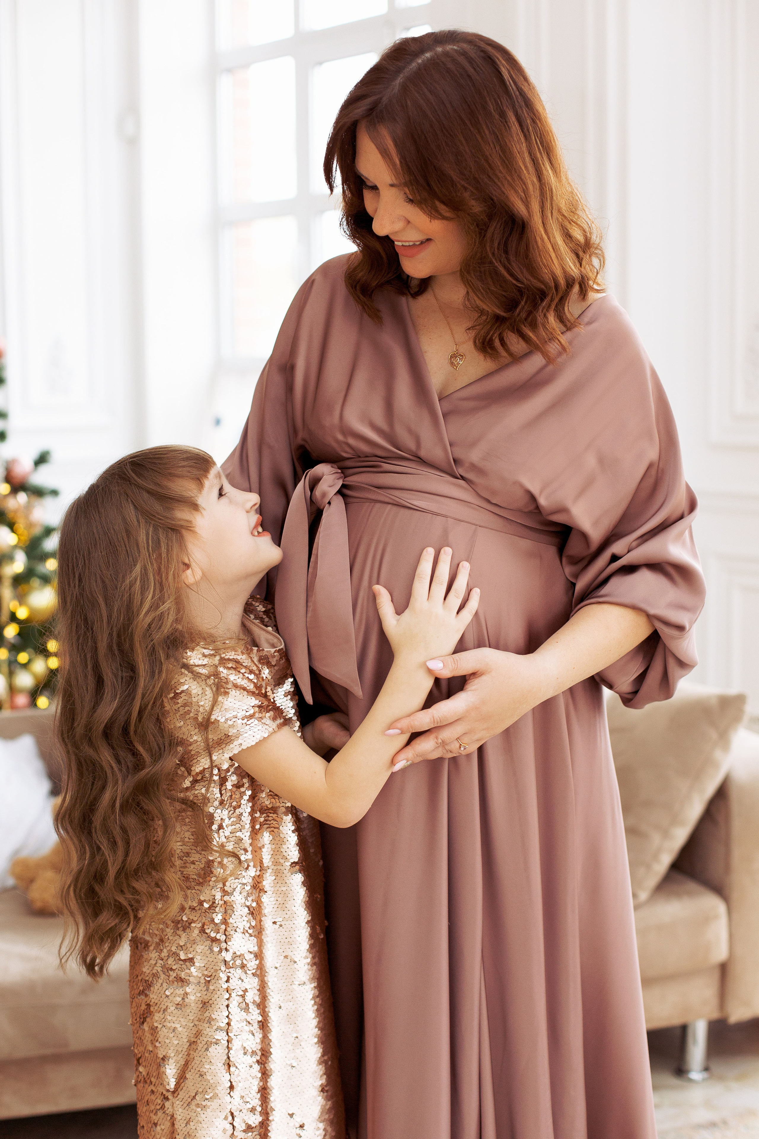 Семейная Новогодняя фотосессия в студии в городе Ростове-на-Дону для Александра, Анастасии и Ольги