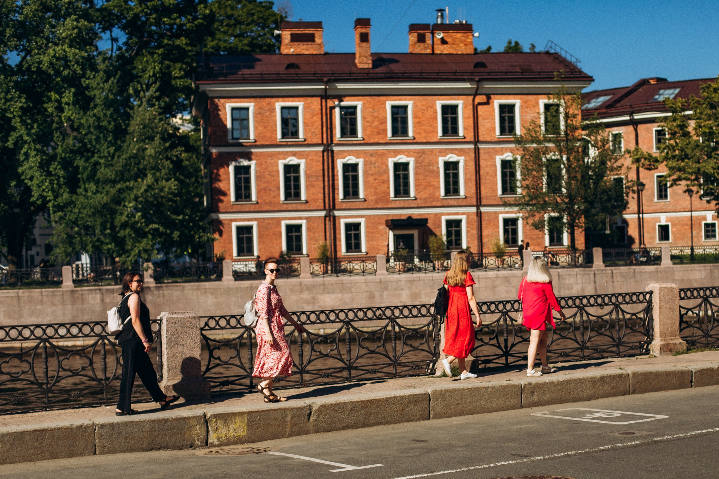 Катерина с подругами в июне. Фотопрогулка в Петербурге. Индивидуальный и семейный фотограф в Санкт-Петербурге