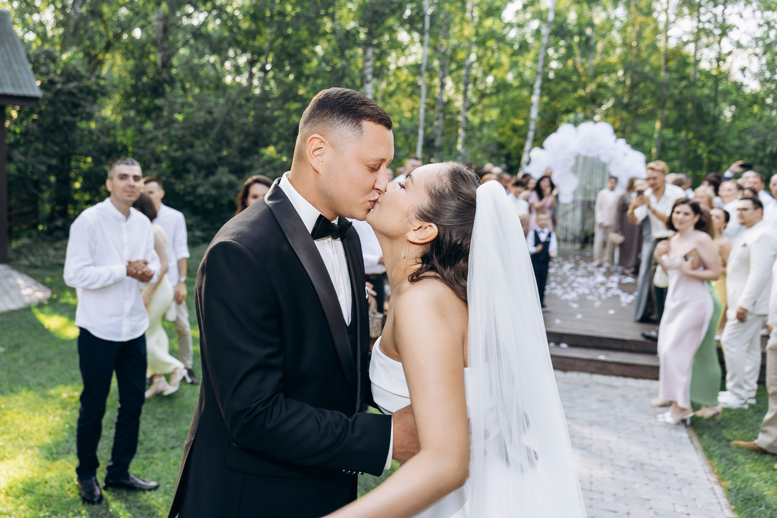 свадебная фотосессия на фотозоне. Свадебный фотограф Казань