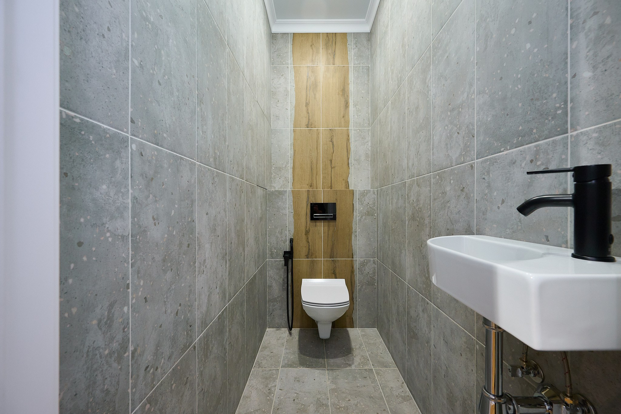 санузел серые плиты белая раковина 