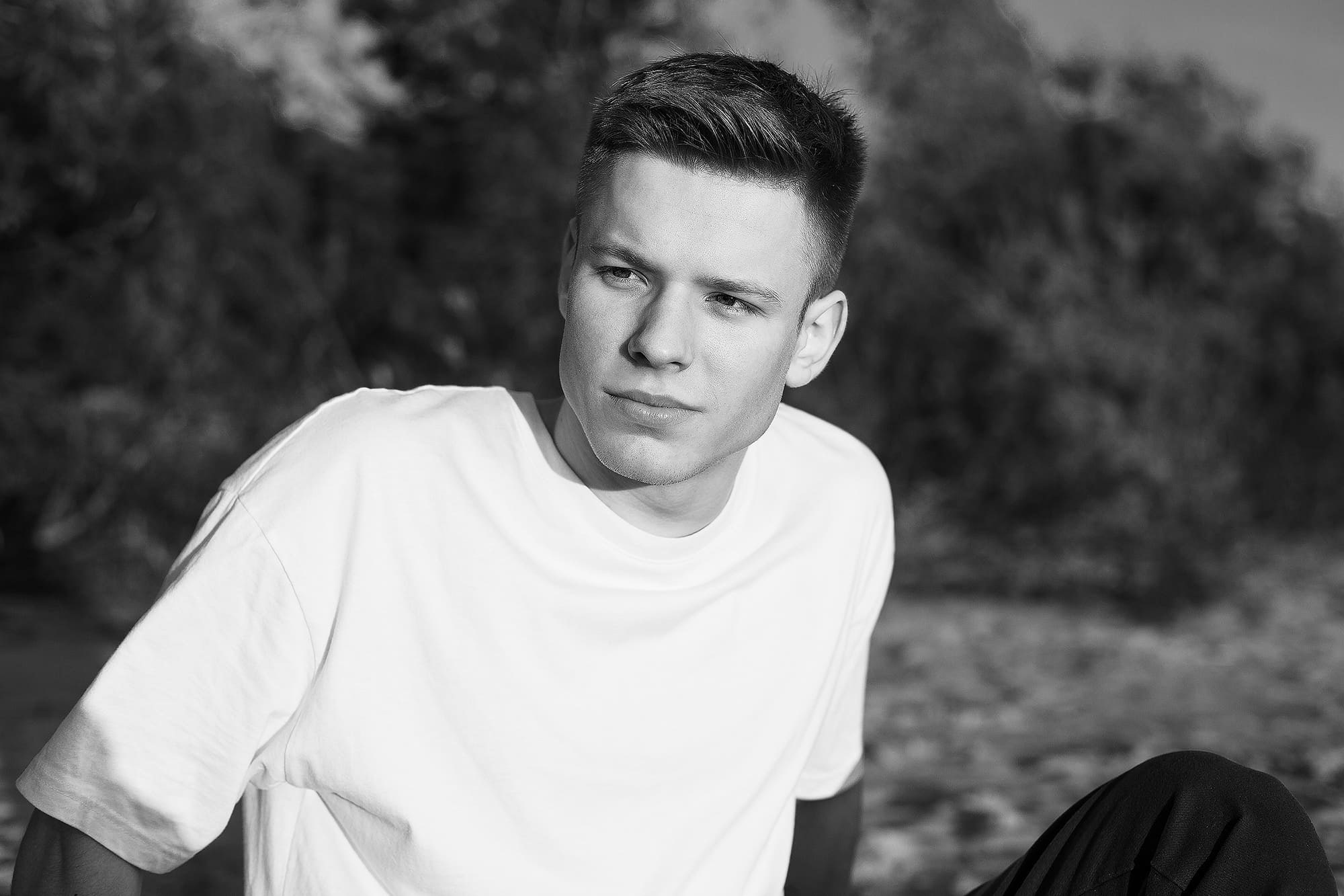 Portrait-in-an-open-space-in-a-park-with-soft-light