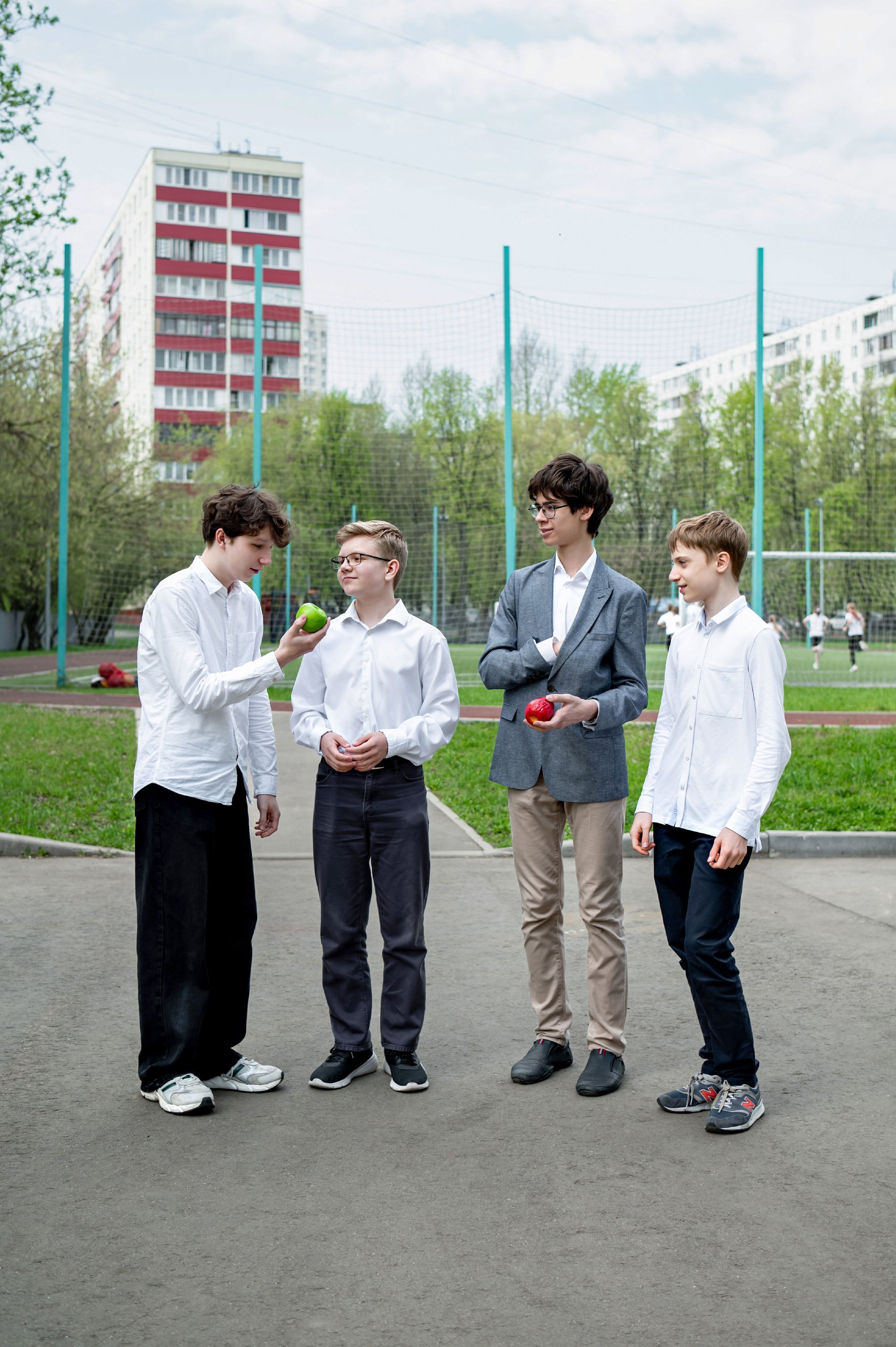 Фотосессия в классе и на территории школы. 9-М класс Школа 1568. Детский и семейный фотограф г. Москва Оксана Катаджи