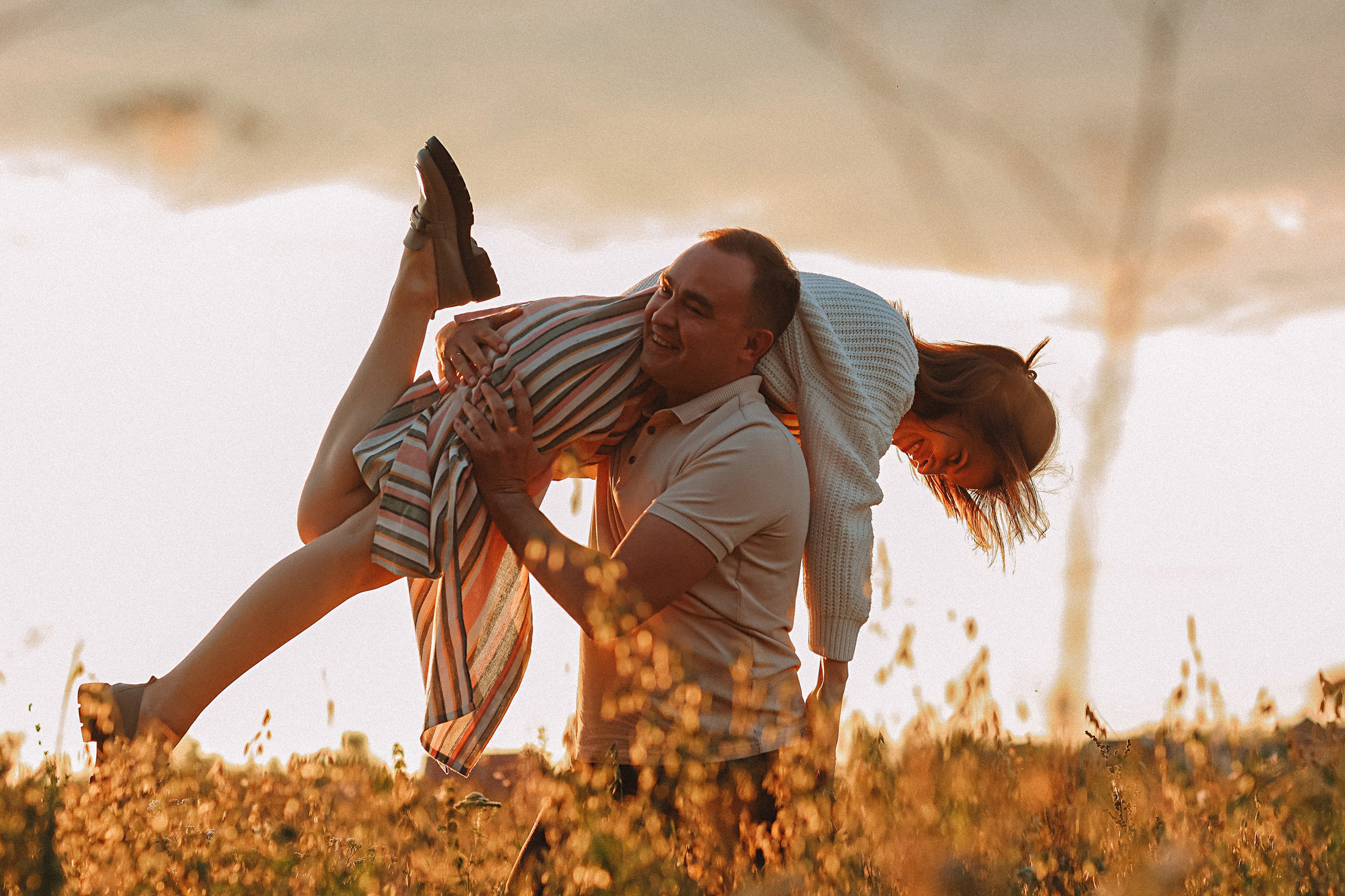 Поле love story на закате. Семейный фотограф Тюмень, фотограф на роды Салмина Мария