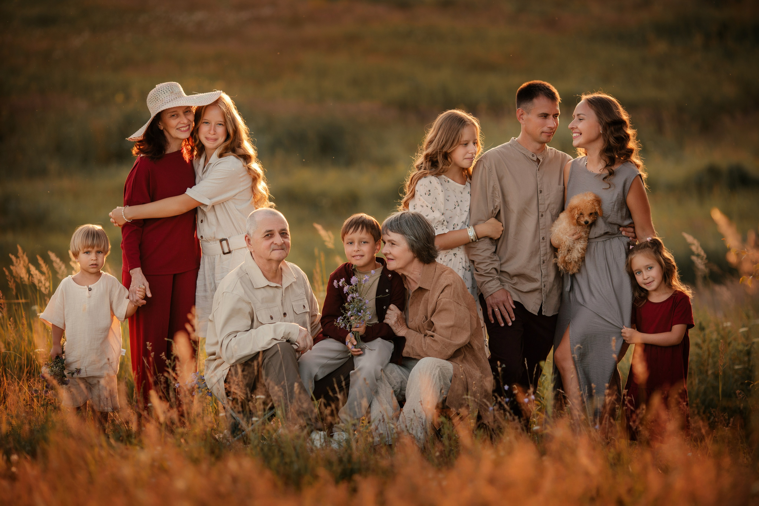 Фотосессия большой семьи в поле
