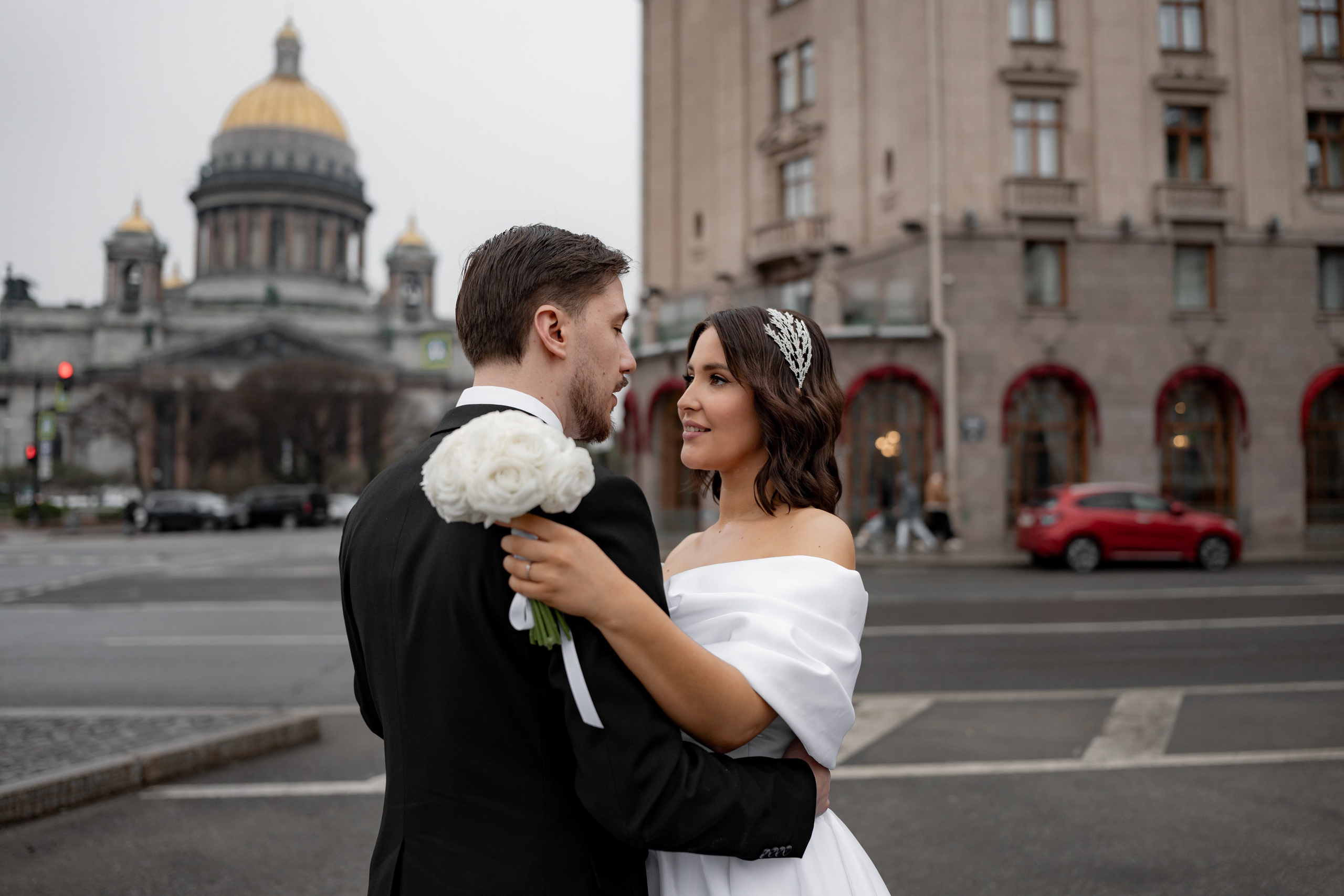 Свадебная фотосессия на Витебском вокзале, Исаакиевской площади, роспись во дворце № 1 и небольшой банке.